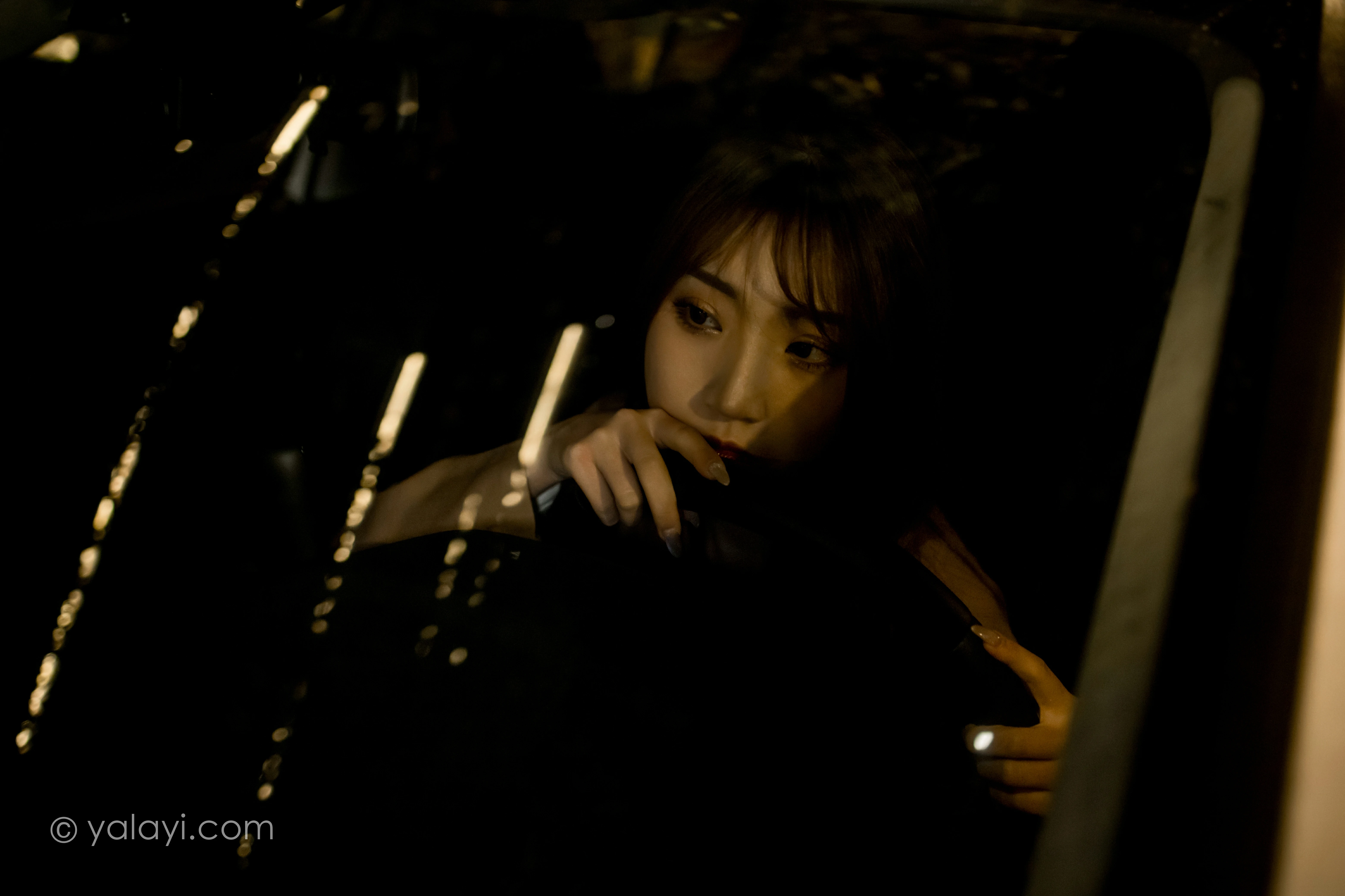 [YALAYI雅拉伊]NO.773 驶出伤城 小乔 粉色连身风衣加黑色情趣渔网袜性感写真集第12张