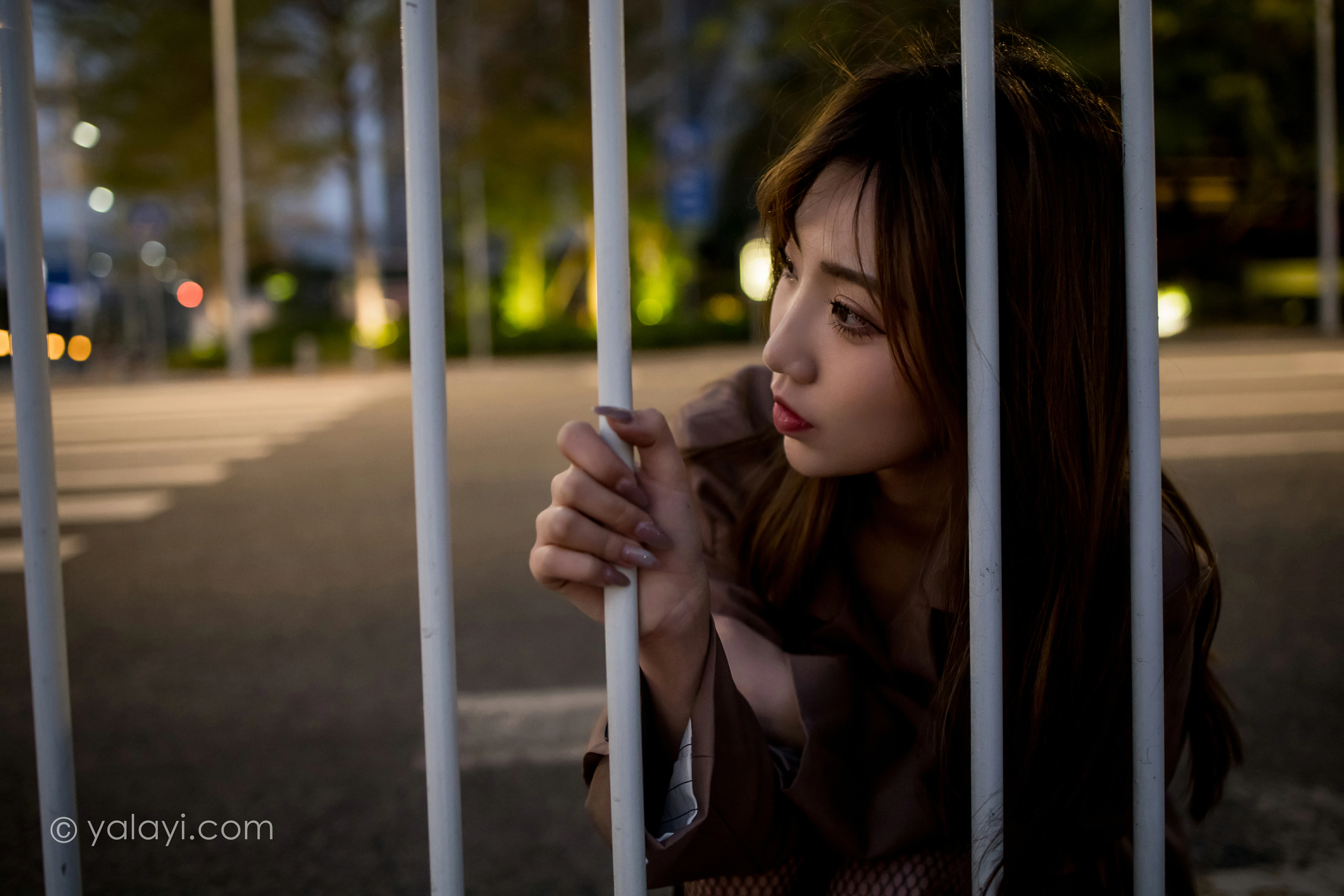 [YALAYI雅拉伊]NO.773 驶出伤城 小乔 粉色连身风衣加黑色情趣渔网袜性感写真集第10张