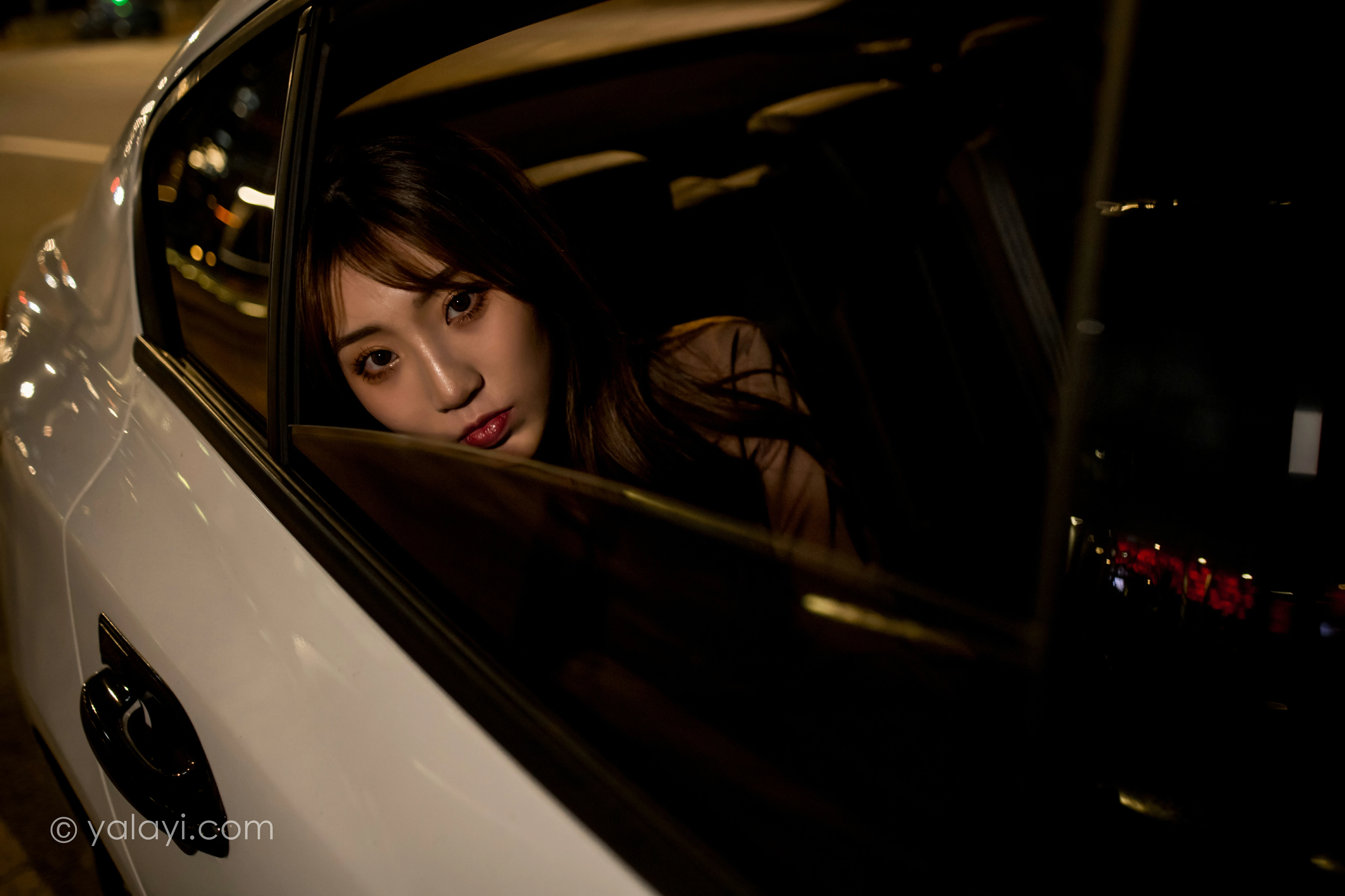 [YALAYI雅拉伊]NO.773 驶出伤城 小乔 粉色连身风衣加黑色情趣渔网袜性感写真集第14张