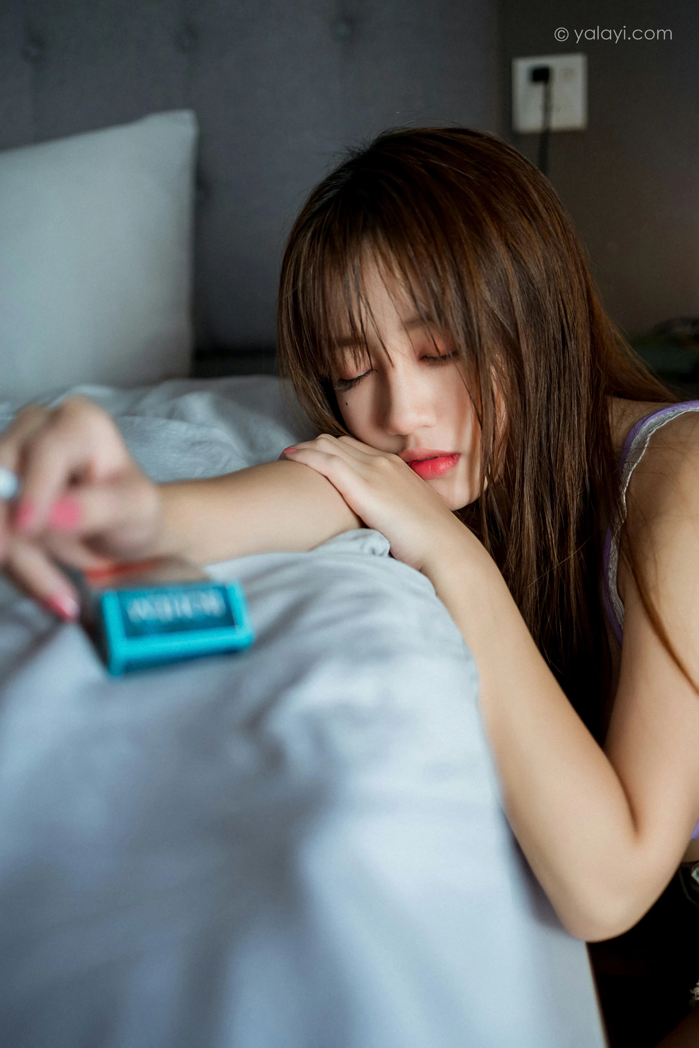 [YALAYI雅拉伊]NO.742 《失恋后》 虞艺 粉色性感小背心加牛仔短裙私房写真集第2张