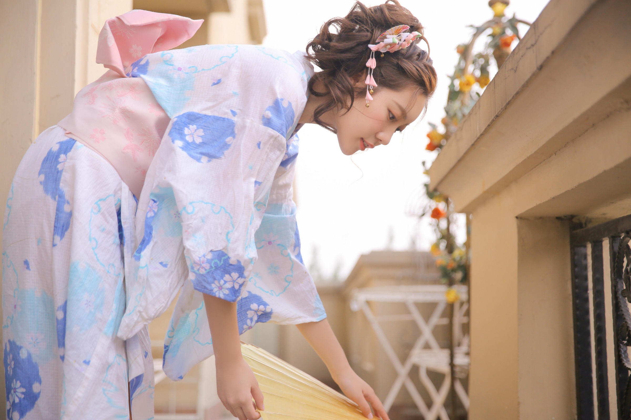 [YALAYI雅拉伊]2022.04.27 甜酷女生 粉色吊带连衣裙与白色和服清纯写真集第14张