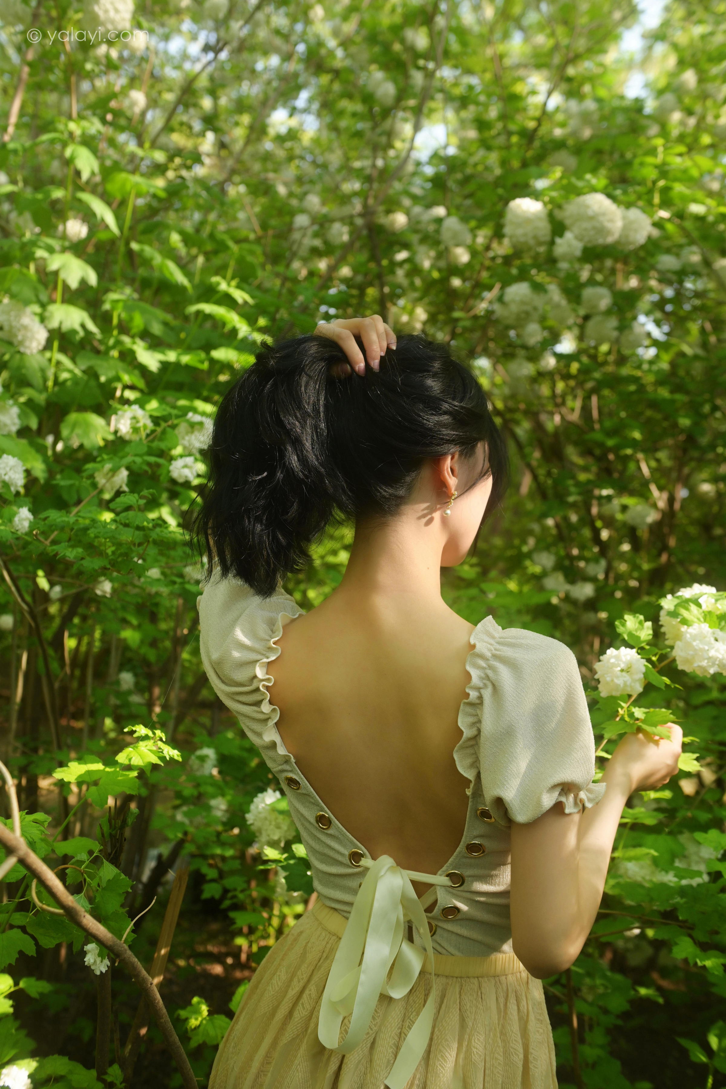 [YALAYI雅拉伊]2022.06.15 气息 佳佳 白色裸背短袖加黄色长裙清纯写真集第6张