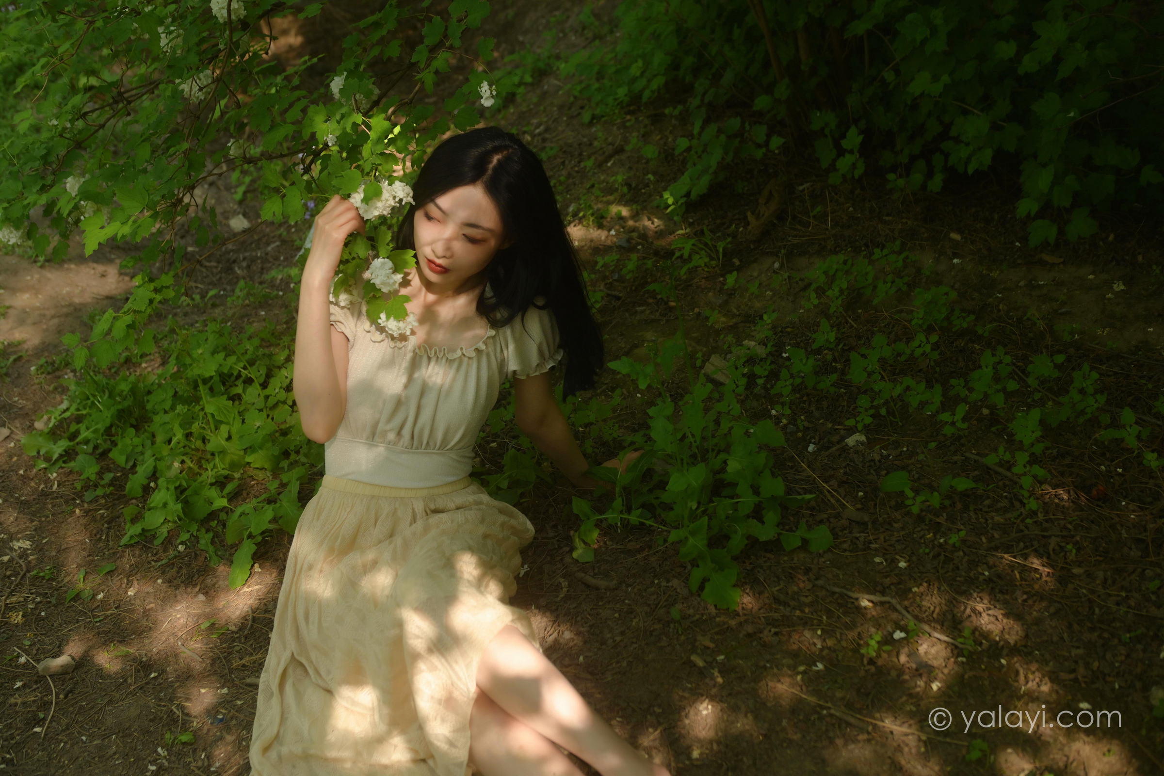 [YALAYI雅拉伊]2022.06.15 气息 佳佳 白色裸背短袖加黄色长裙清纯写真集第8张