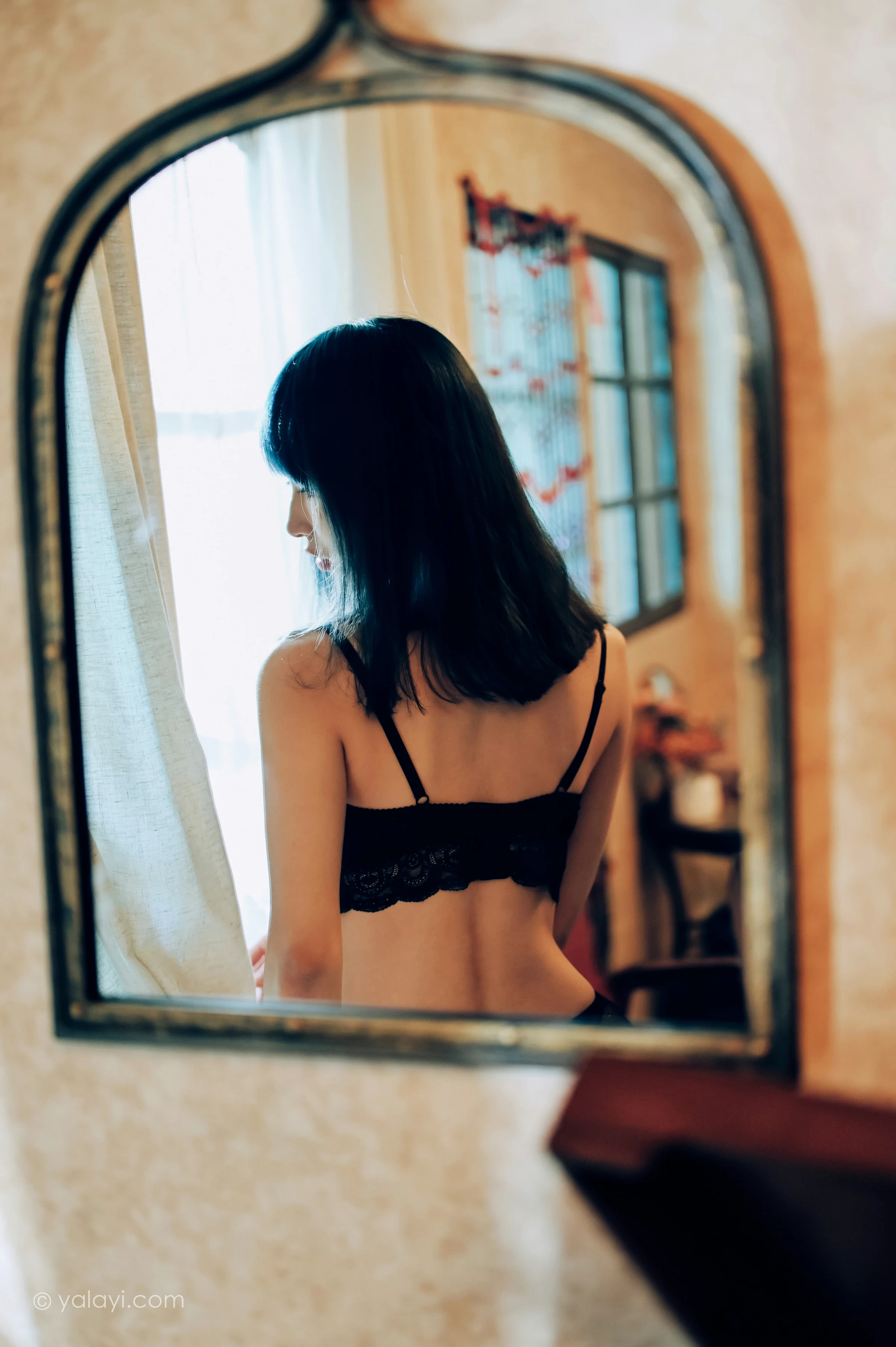 [YALAYI雅拉伊]NO.662 《窗内心语》 田也 黑色蕾丝内衣居家性感私房写真集第2张