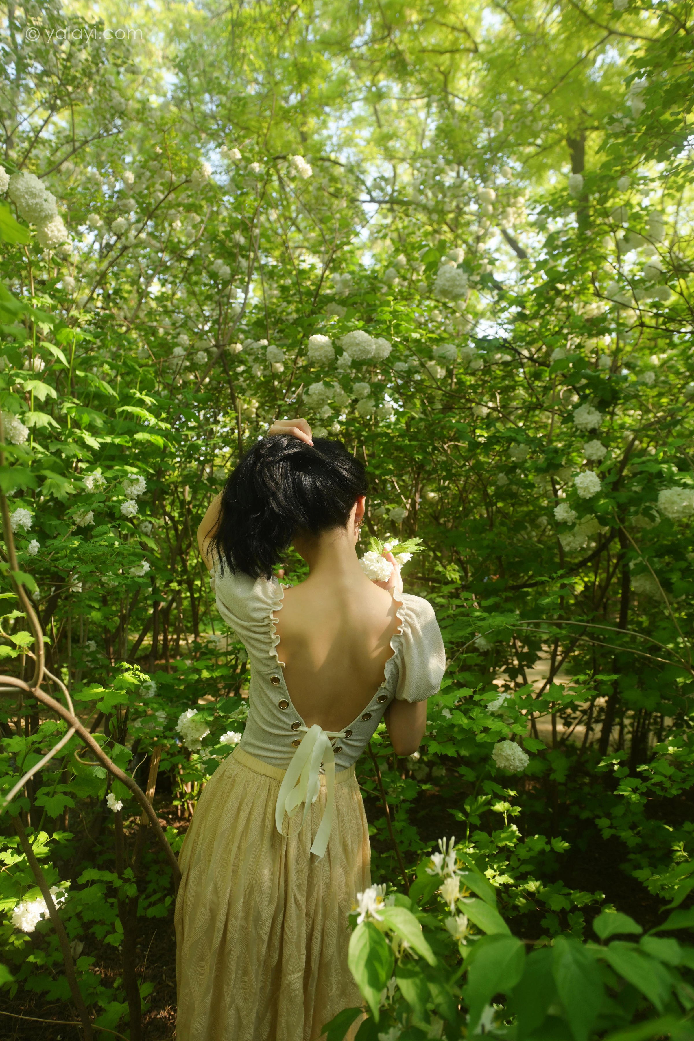 [YALAYI雅拉伊]2022.06.15 气息 佳佳 白色裸背短袖加黄色长裙清纯写真集第7张