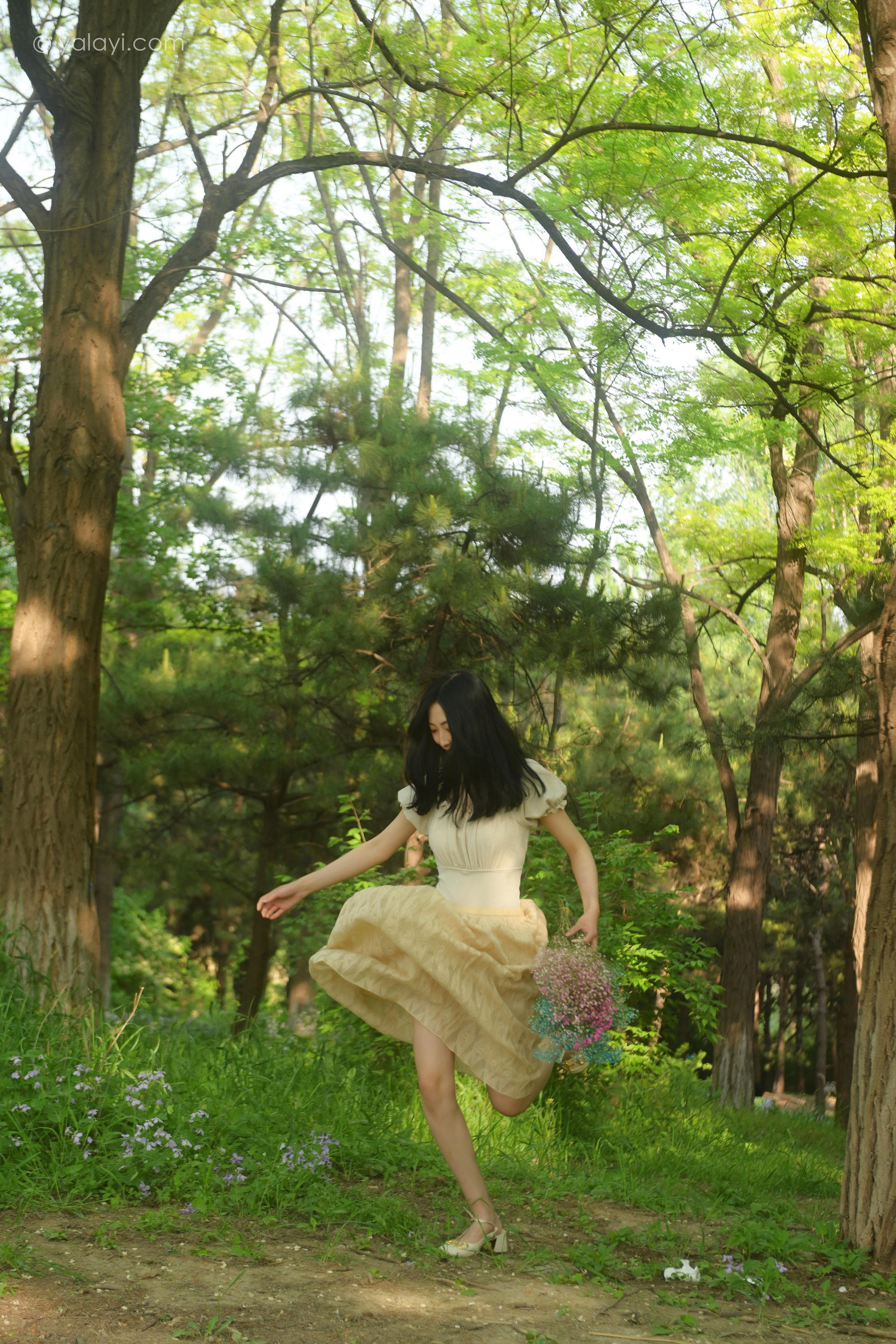 [YALAYI雅拉伊]2022.06.15 气息 佳佳 白色裸背短袖加黄色长裙清纯写真集第11张