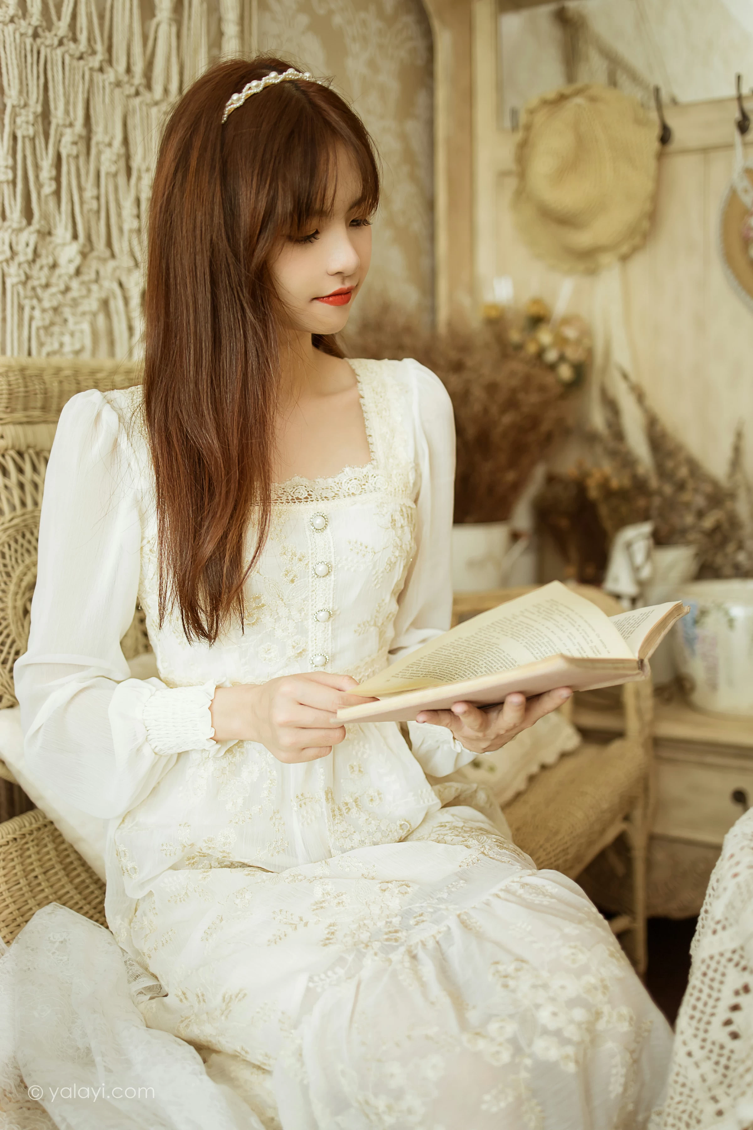 [YALAYI雅拉伊]2021.11.29 花白裙 茹莎 白色休闲蕾丝连衣裙居家性感写真集第3张