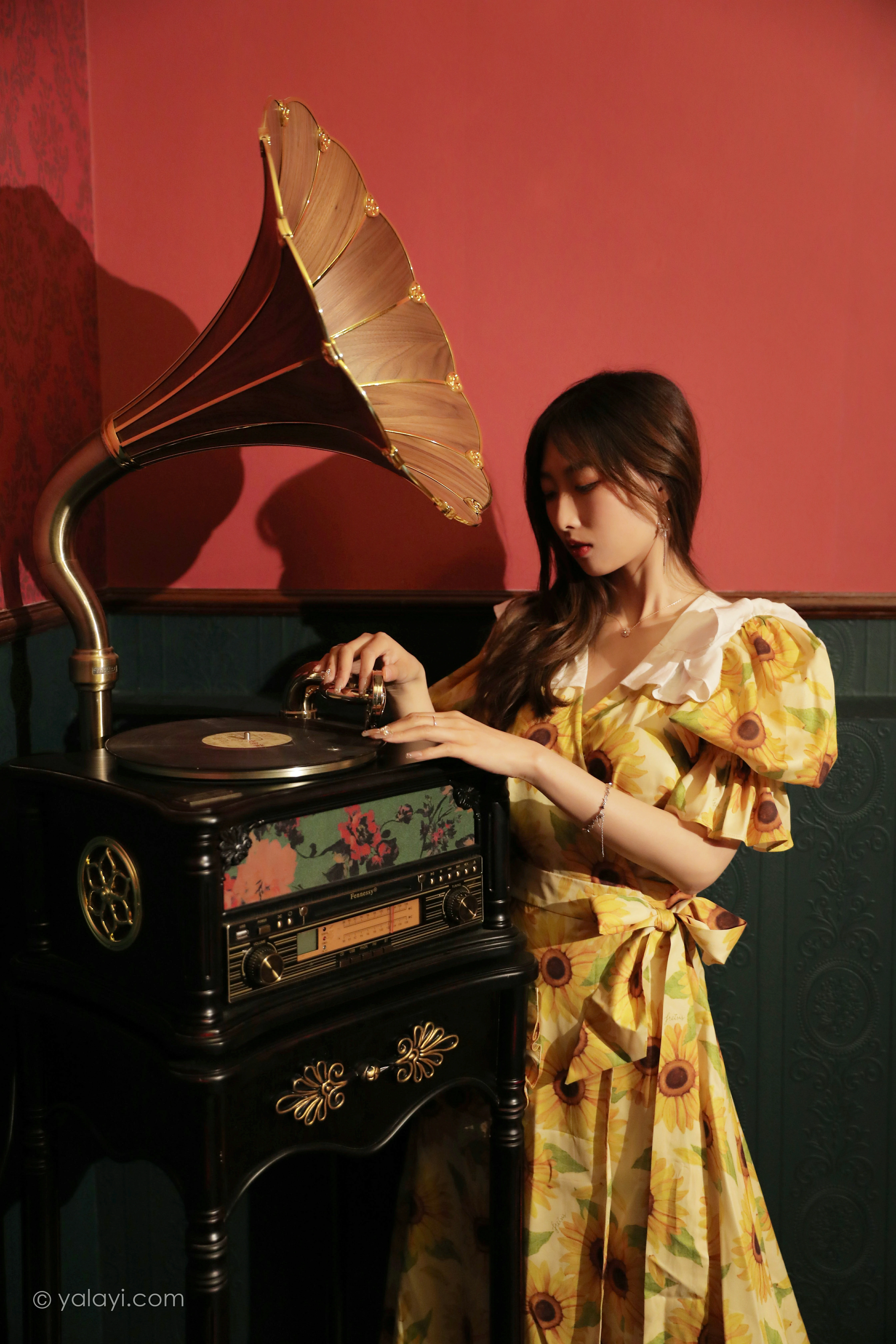 [YALAYI雅拉伊]NO.816 只剩下钢琴 佳佳 黄色连衣裙居家复古写真集第3张