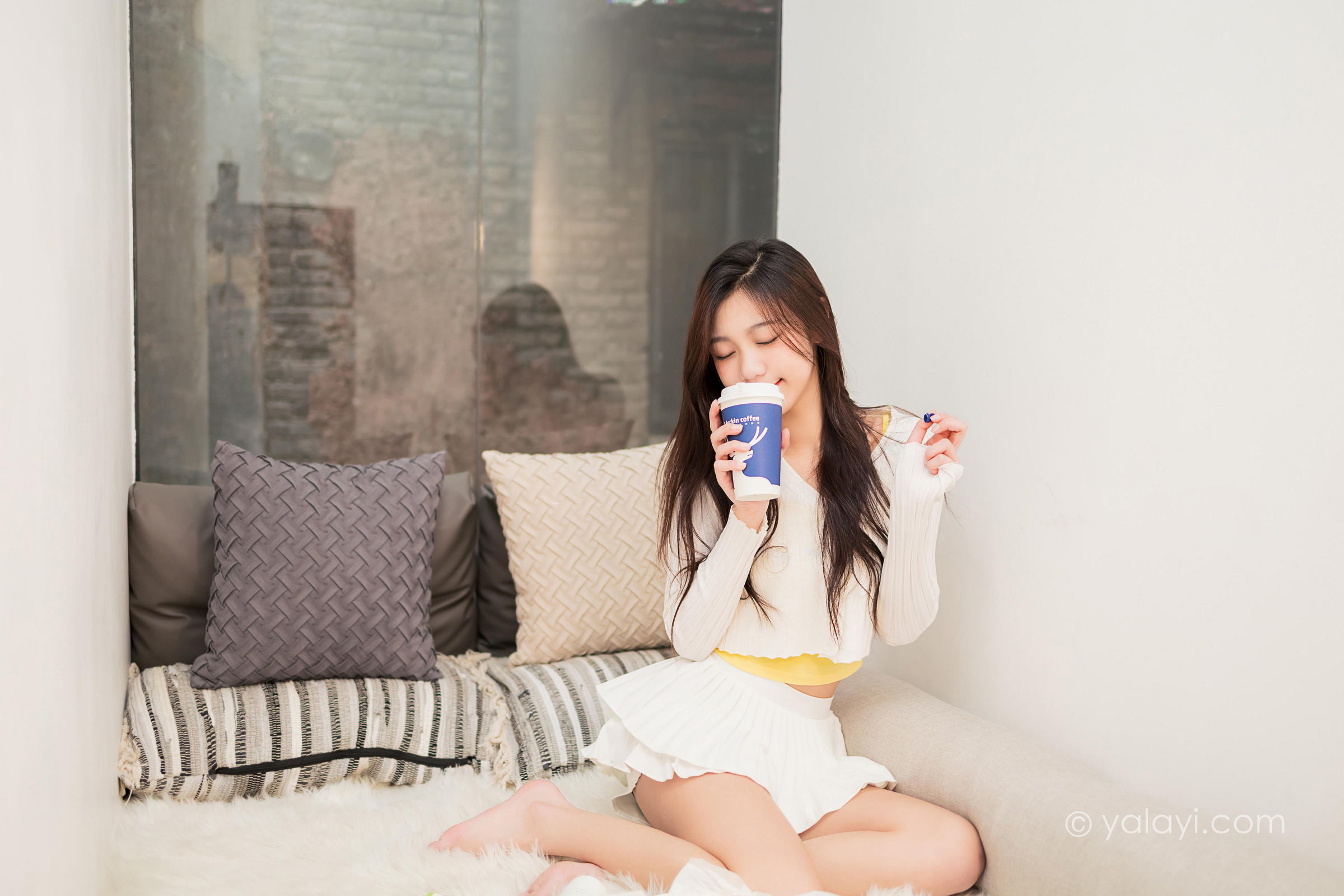 [YALAYI雅拉伊]2022.04.29 太幸运 梓瑶 白色蕾丝衬衫加白色超短裙性感写真集第1张