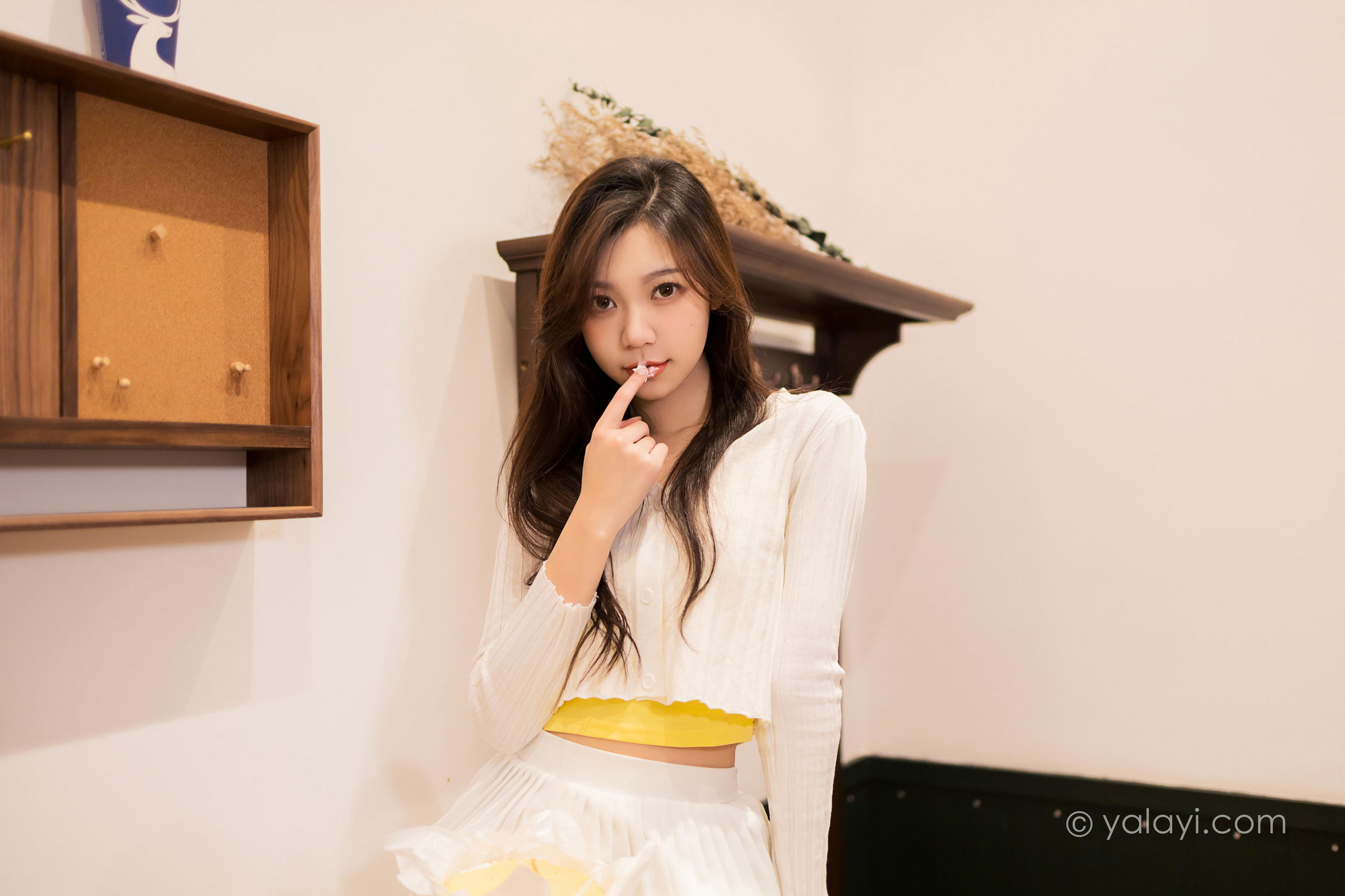 [YALAYI雅拉伊]2022.04.29 太幸运 梓瑶 白色蕾丝衬衫加白色超短裙性感写真集第12张