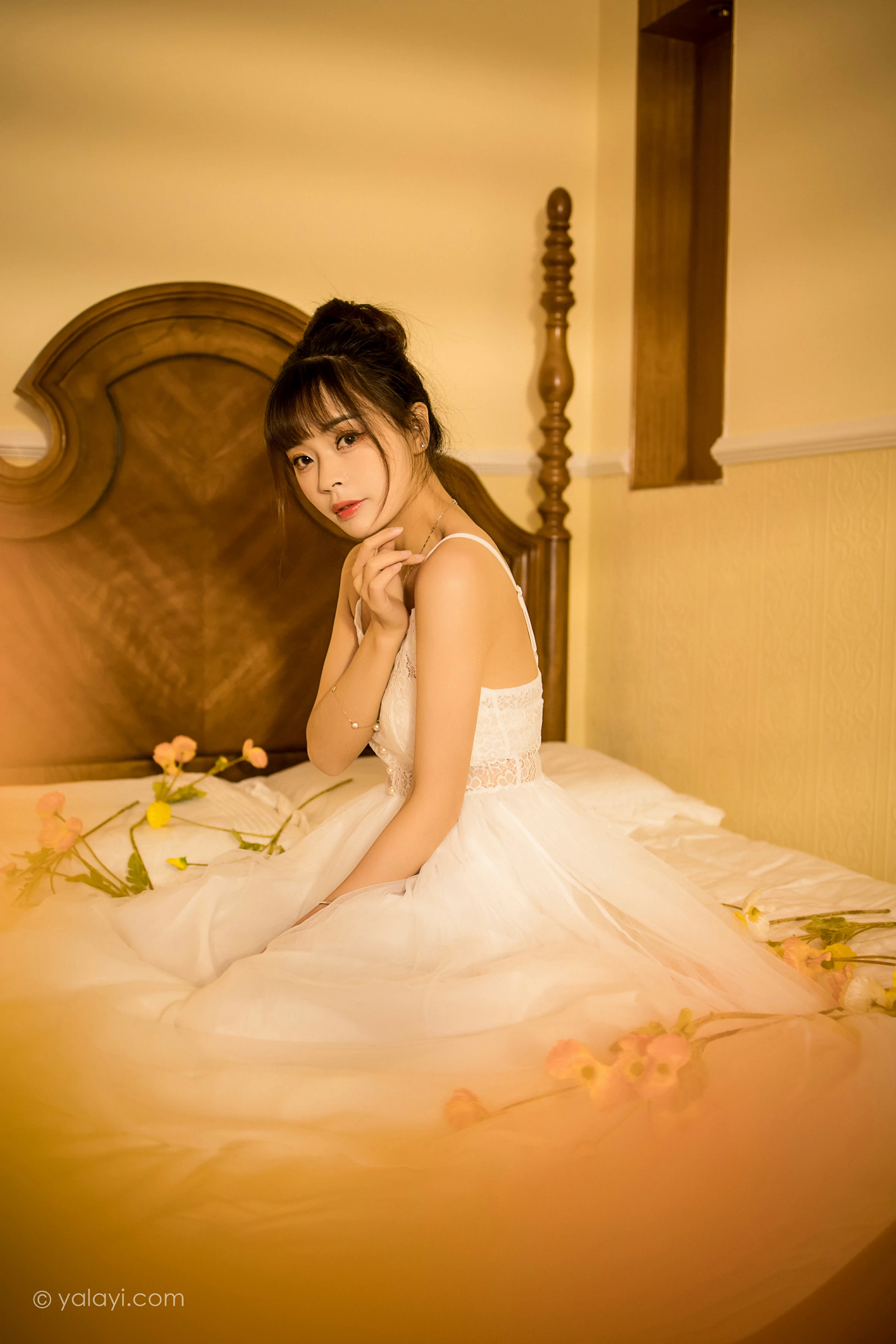 [YALAYI雅拉伊]2021.12.28 芭蕾公主 程小蝶 白色吊带镂空连衣裙与蕾丝丝袜性感写真集第2张