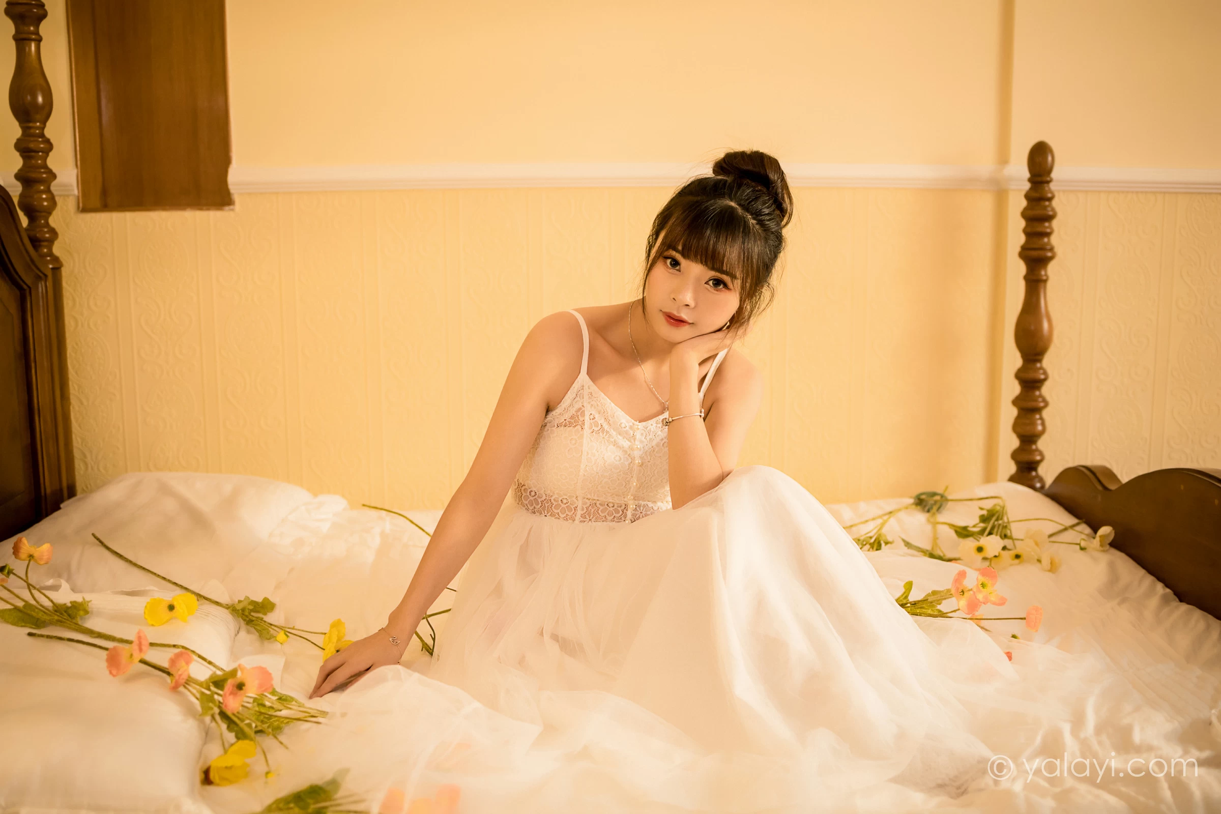 [YALAYI雅拉伊]2021.12.28 芭蕾公主 程小蝶 白色吊带镂空连衣裙与蕾丝丝袜性感写真集第3张