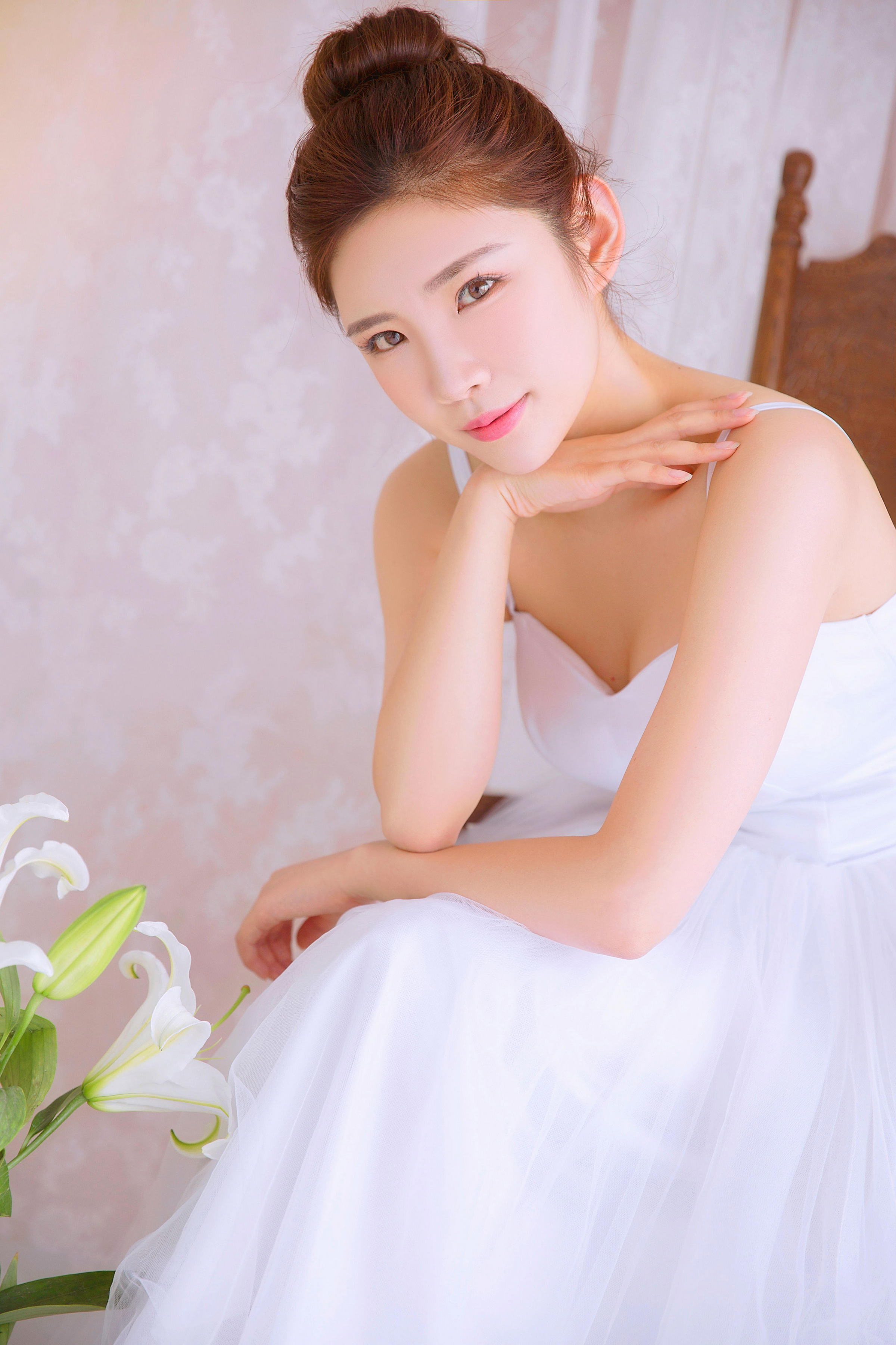 [YALAYI雅拉伊]2022.06.18 风仪玉立 丰满少妇 粉色透视睡衣与白色吊带连衣裙性感写真集第7张