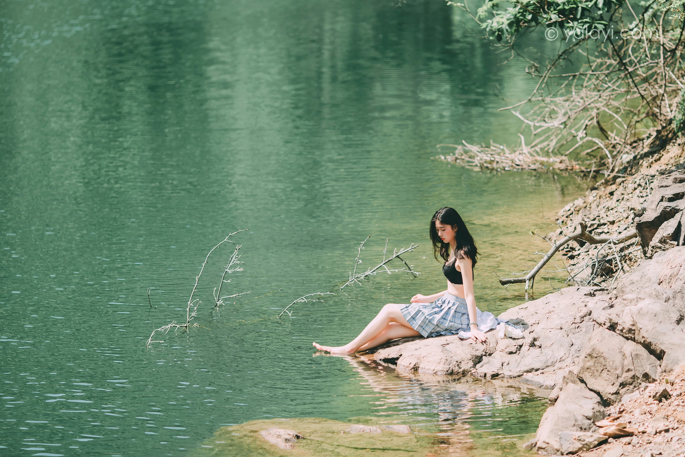 [YALAYI雅拉伊]NO.663 《涟漪》 和风 JK制服与短裙加黑色蕾丝内衣写真第5张
