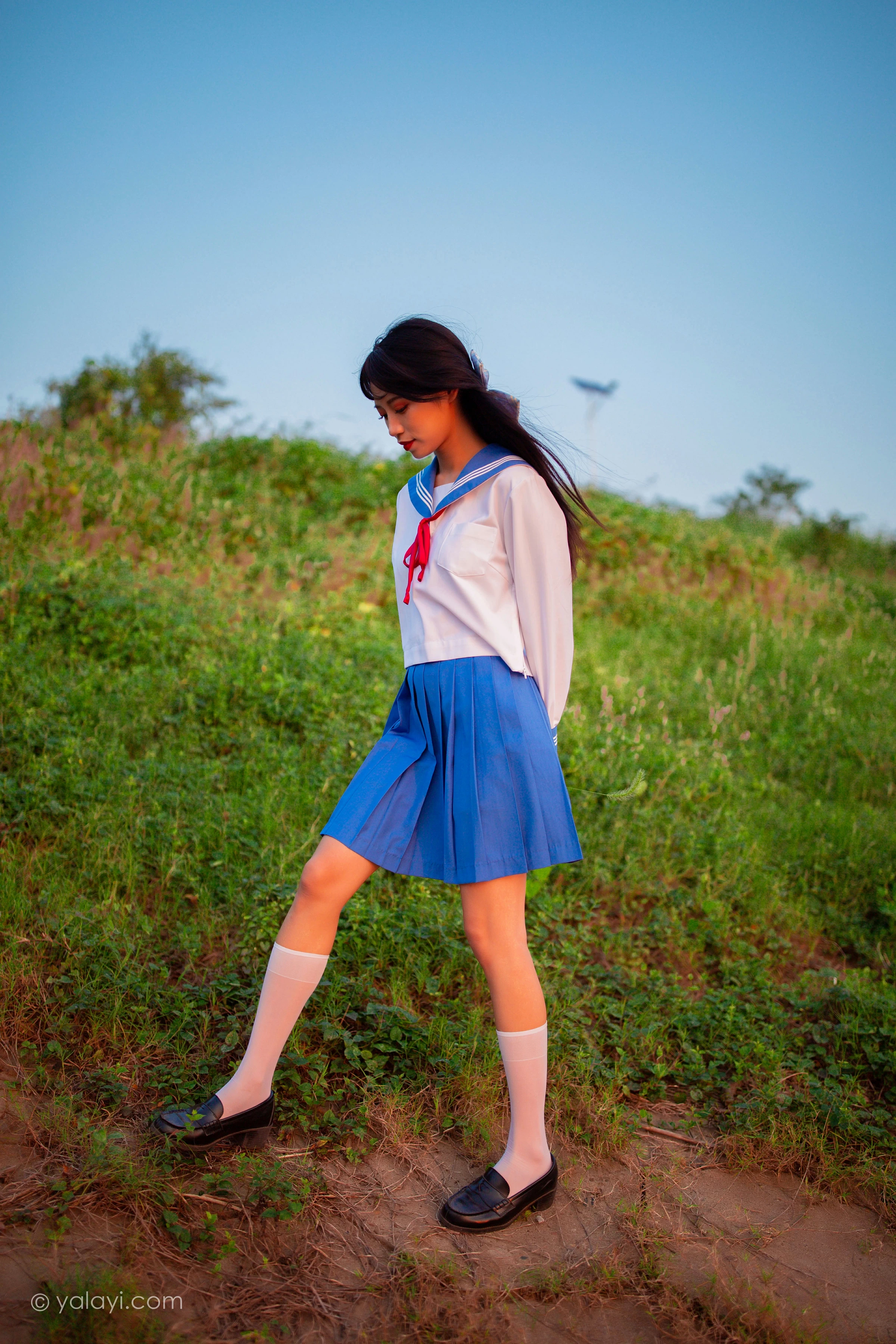 [YALAYI雅拉伊]NO.724 《秋意浓》 丽雅 JK水手制服与短裙加白色丝袜美腿私房写真集第13张