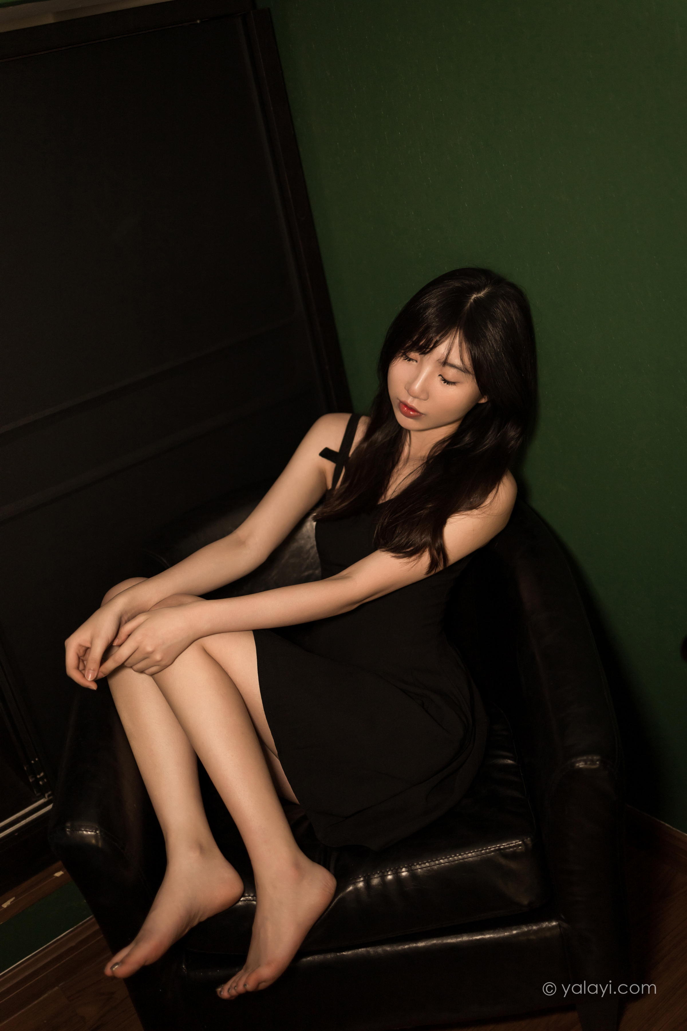 [YALAYI雅拉伊]2022.08.08 看着我的眼睛 小乔 黑色吊带祼背连衣裙性感写真集第3张