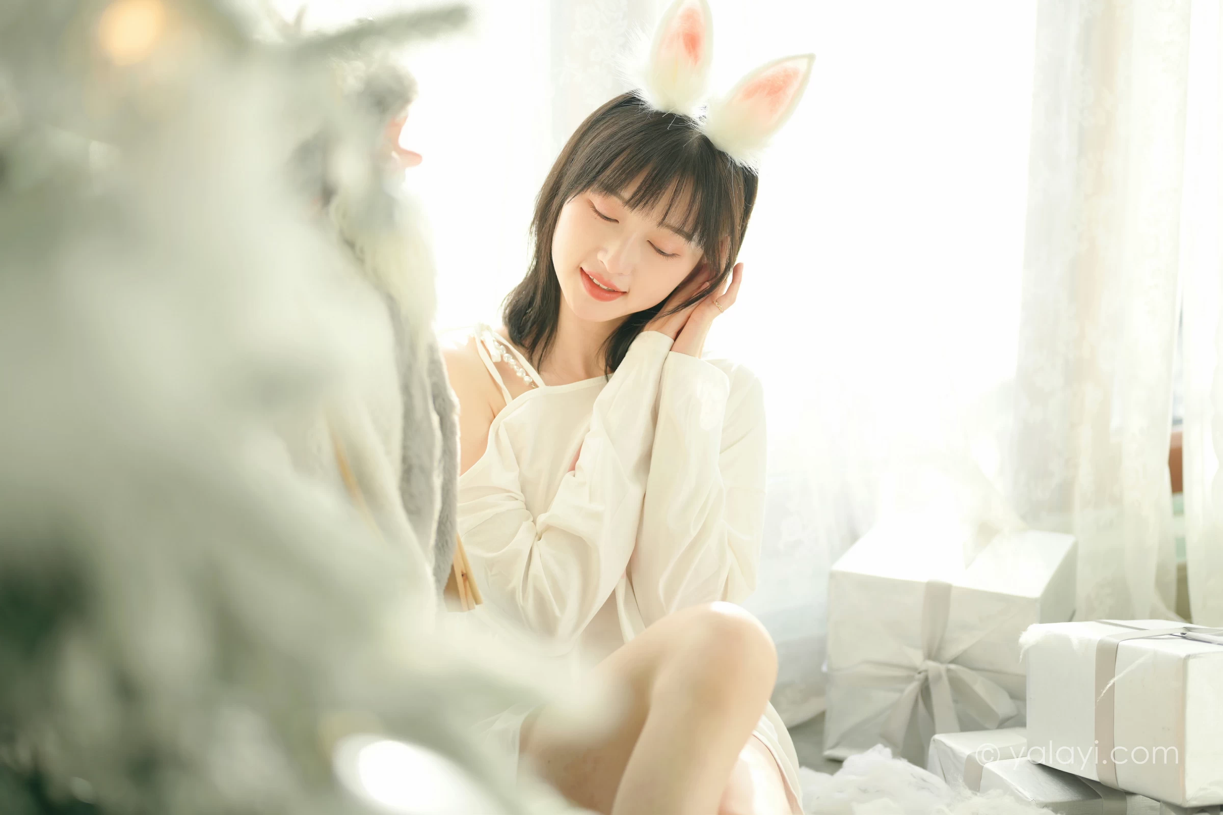 [YALAYI雅拉伊]2021.12.31 迎新 京京 白色透视宽松卫衣居家性感写真集第13张