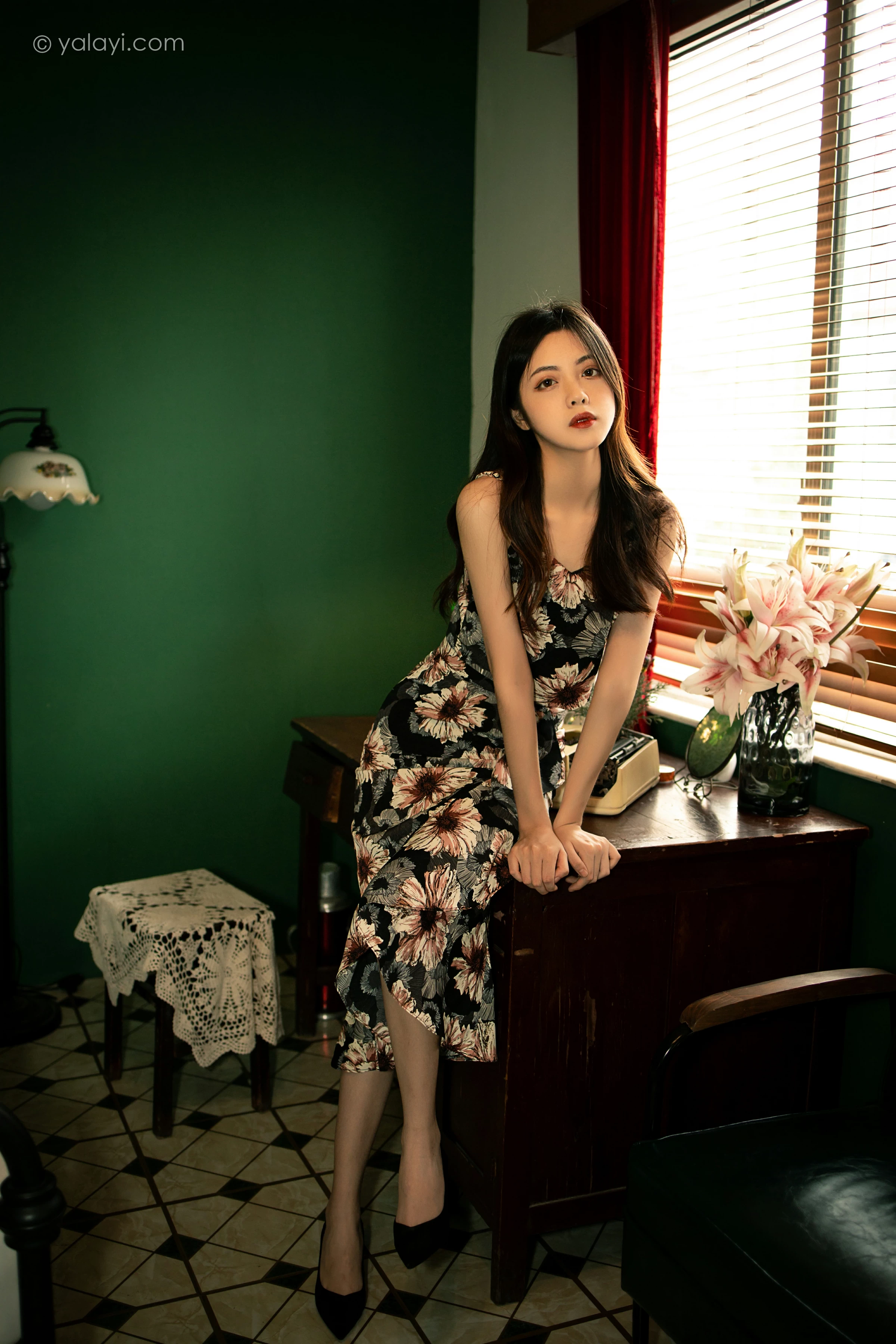 [YALAYI雅拉伊]2021.12.03 老房子 梓文 黑色碎花吊带连衣裙居家私房写真集第3张