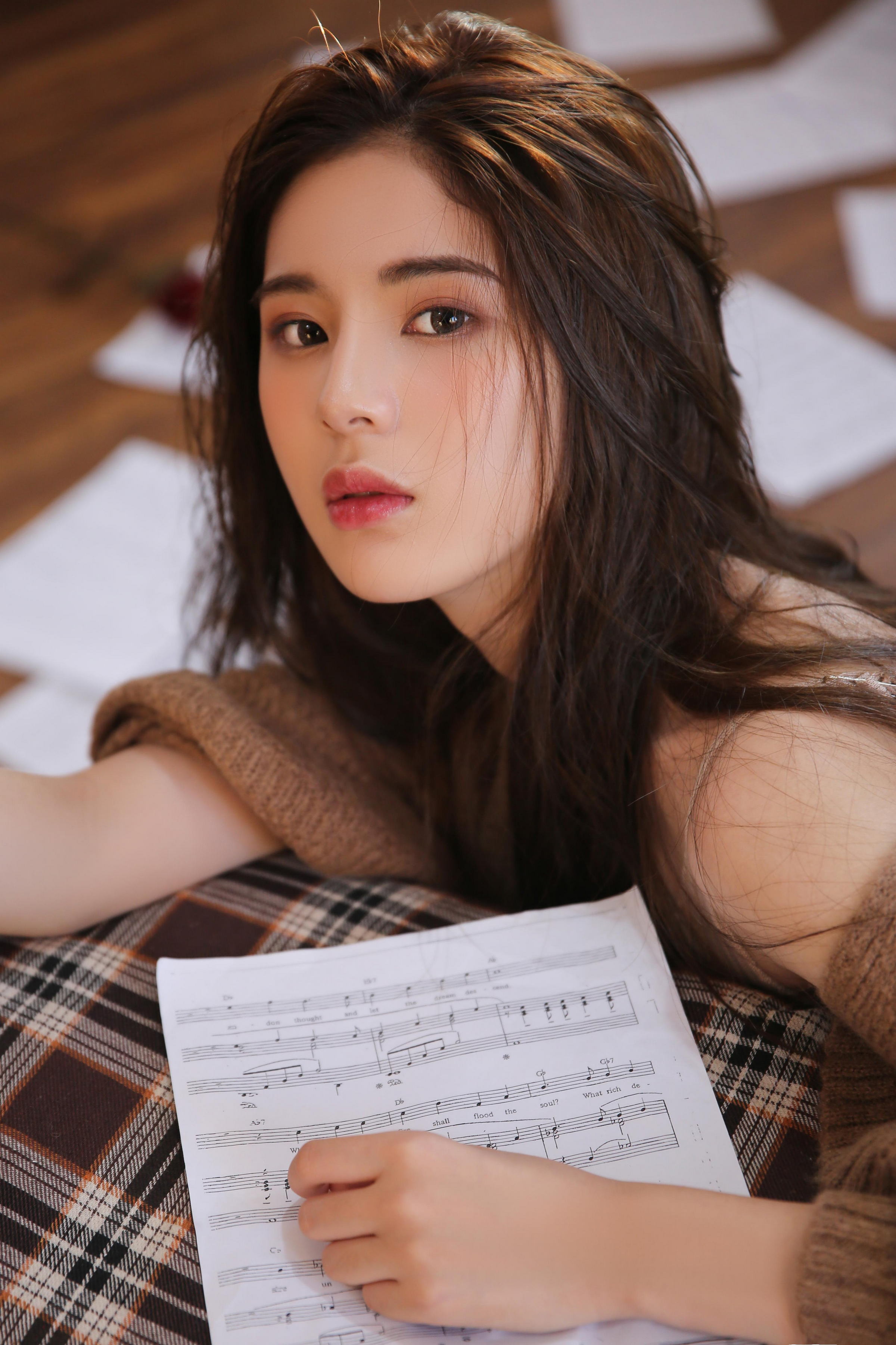 [YALAYI雅拉伊]2022.05.09 小饼干 白嫩少女 蓝色JK制服与橙色吊带连衣裙性感写真集第9张