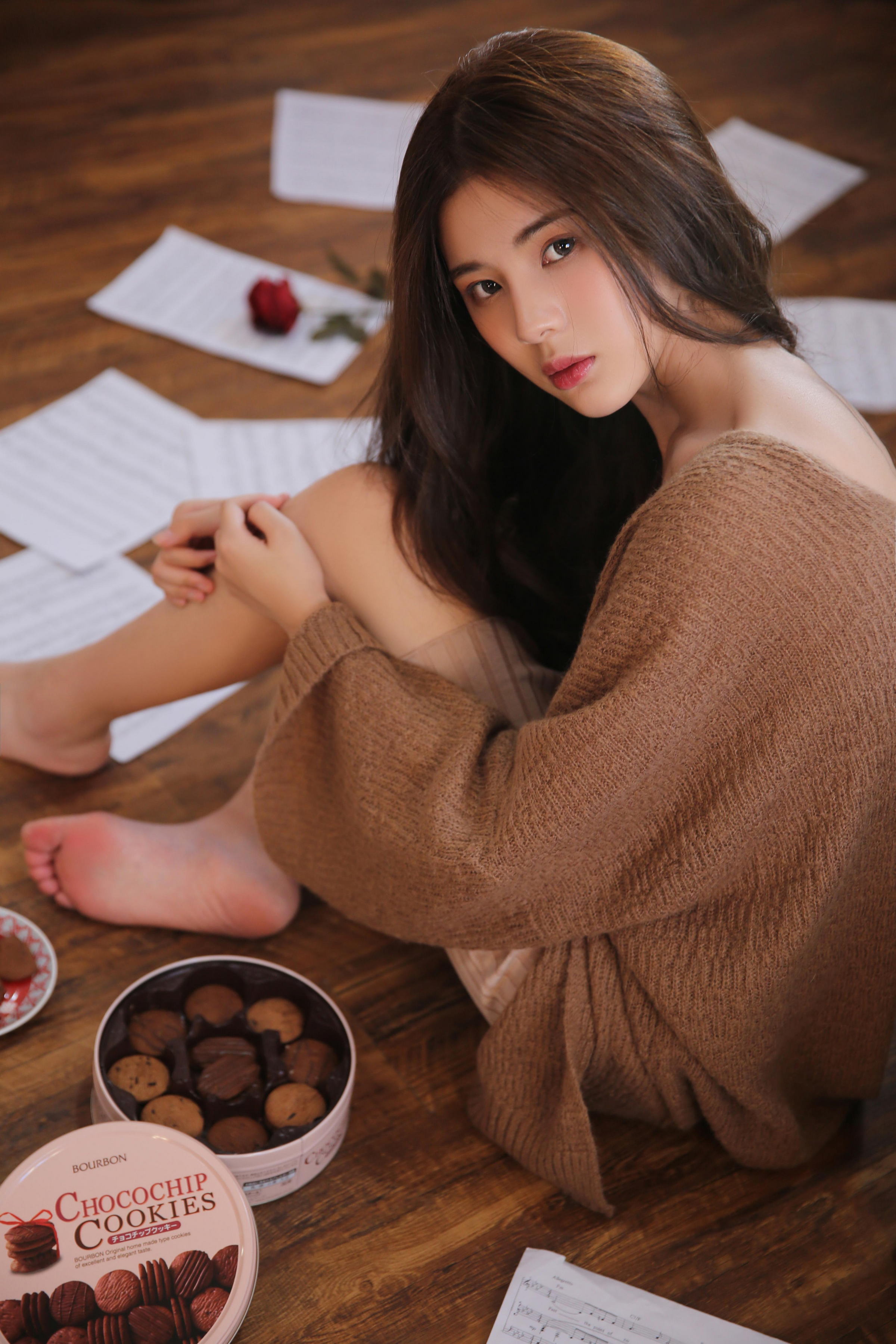 [YALAYI雅拉伊]2022.05.09 小饼干 白嫩少女 蓝色JK制服与橙色吊带连衣裙性感写真集第7张