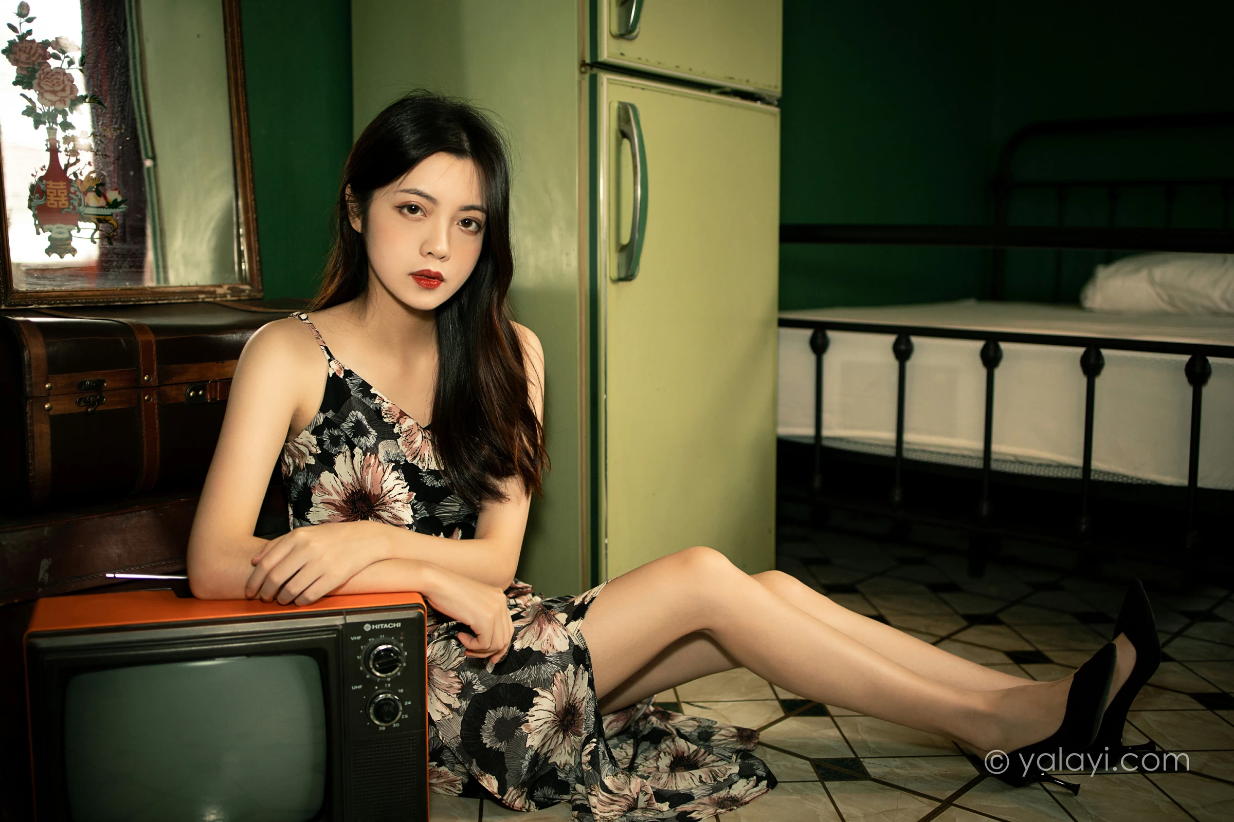 [YALAYI雅拉伊]2021.12.03 老房子 梓文 黑色碎花吊带连衣裙居家私房写真集第5张