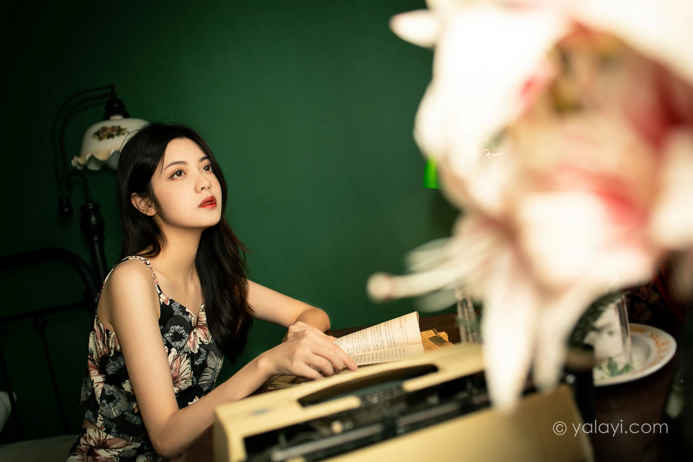 [YALAYI雅拉伊]2021.12.03 老房子 梓文 黑色碎花吊带连衣裙居家私房写真集第11张