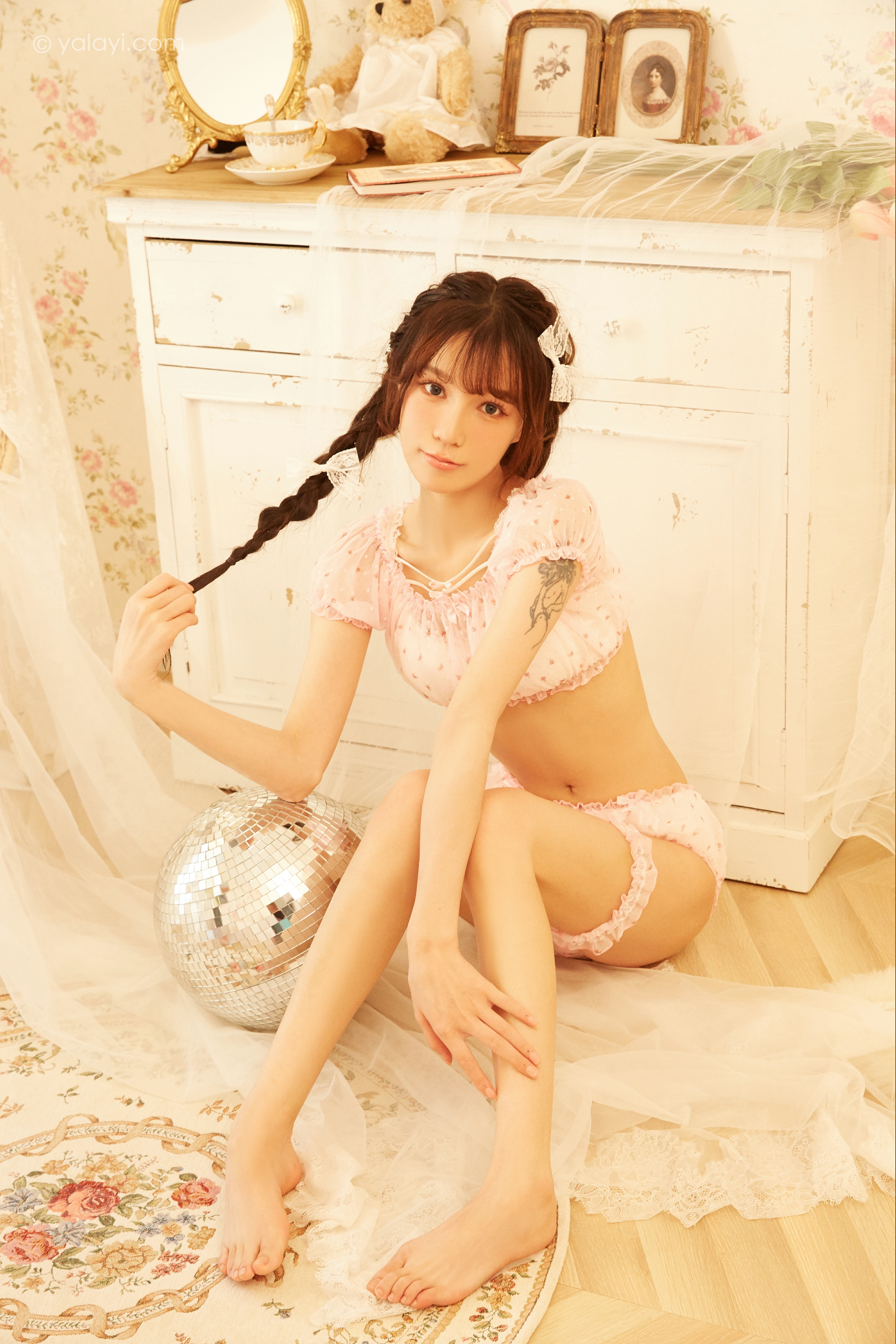 [YALAYI雅拉伊]NO.852 如花 文婧 粉色情趣上衣与短裤加白色丝袜美腿性感私房写真集第10张