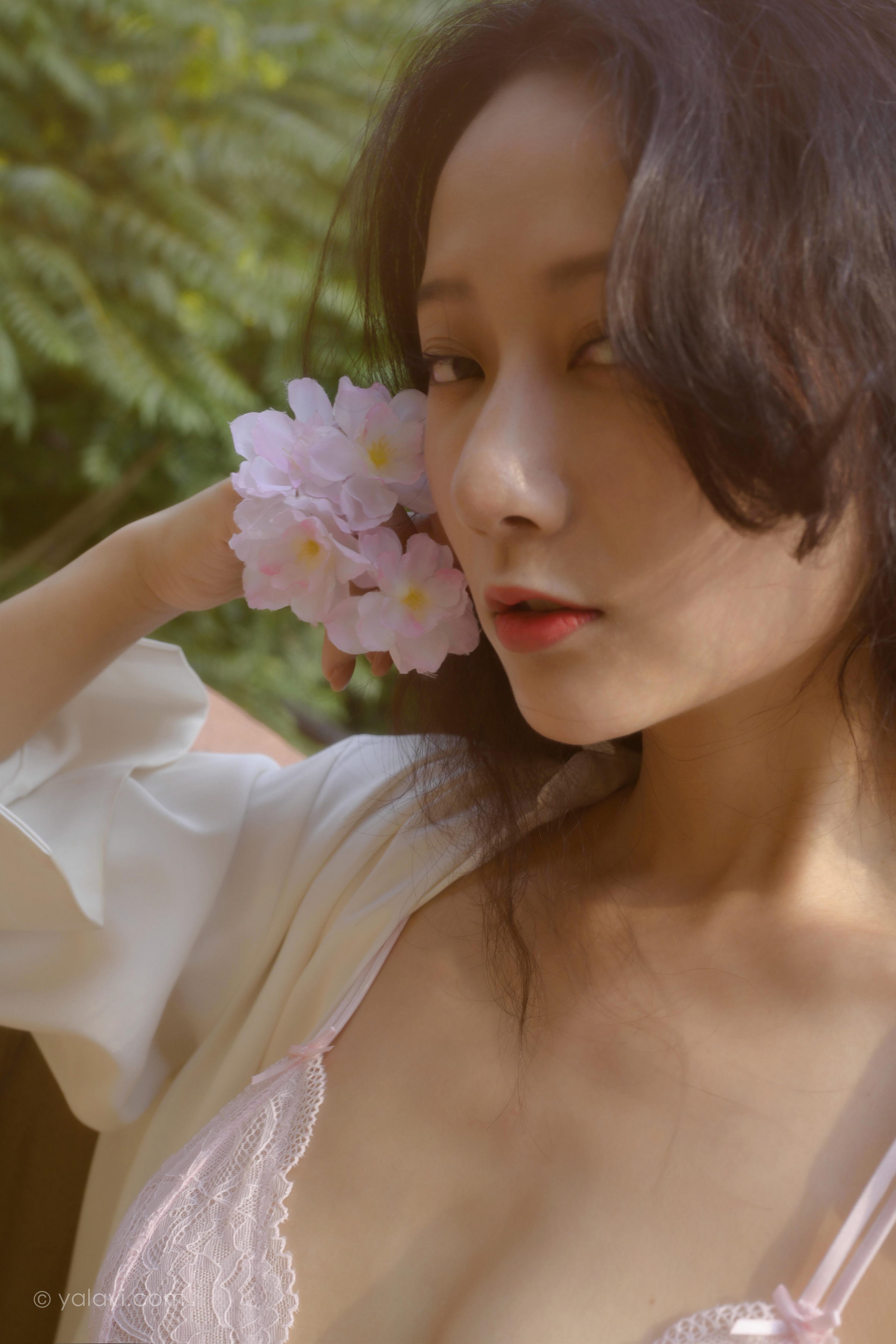 [YALAYI雅拉伊]2022.08.12 清晨的景色 何嘉颖 白色衬衫加粉色蕾丝内衣性感私房写真集第13张