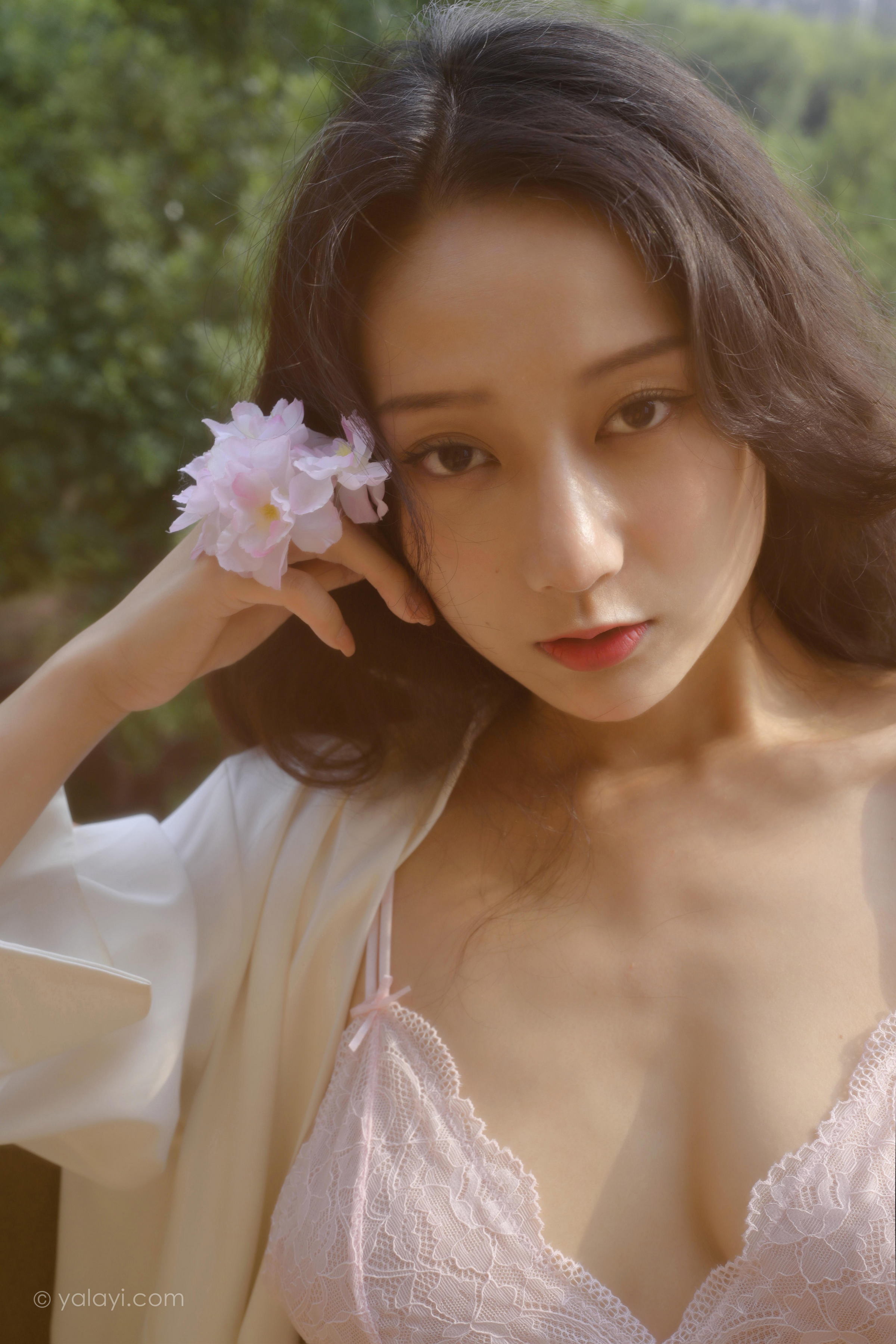 [YALAYI雅拉伊]2022.08.12 清晨的景色 何嘉颖 白色衬衫加粉色蕾丝内衣性感私房写真集第12张