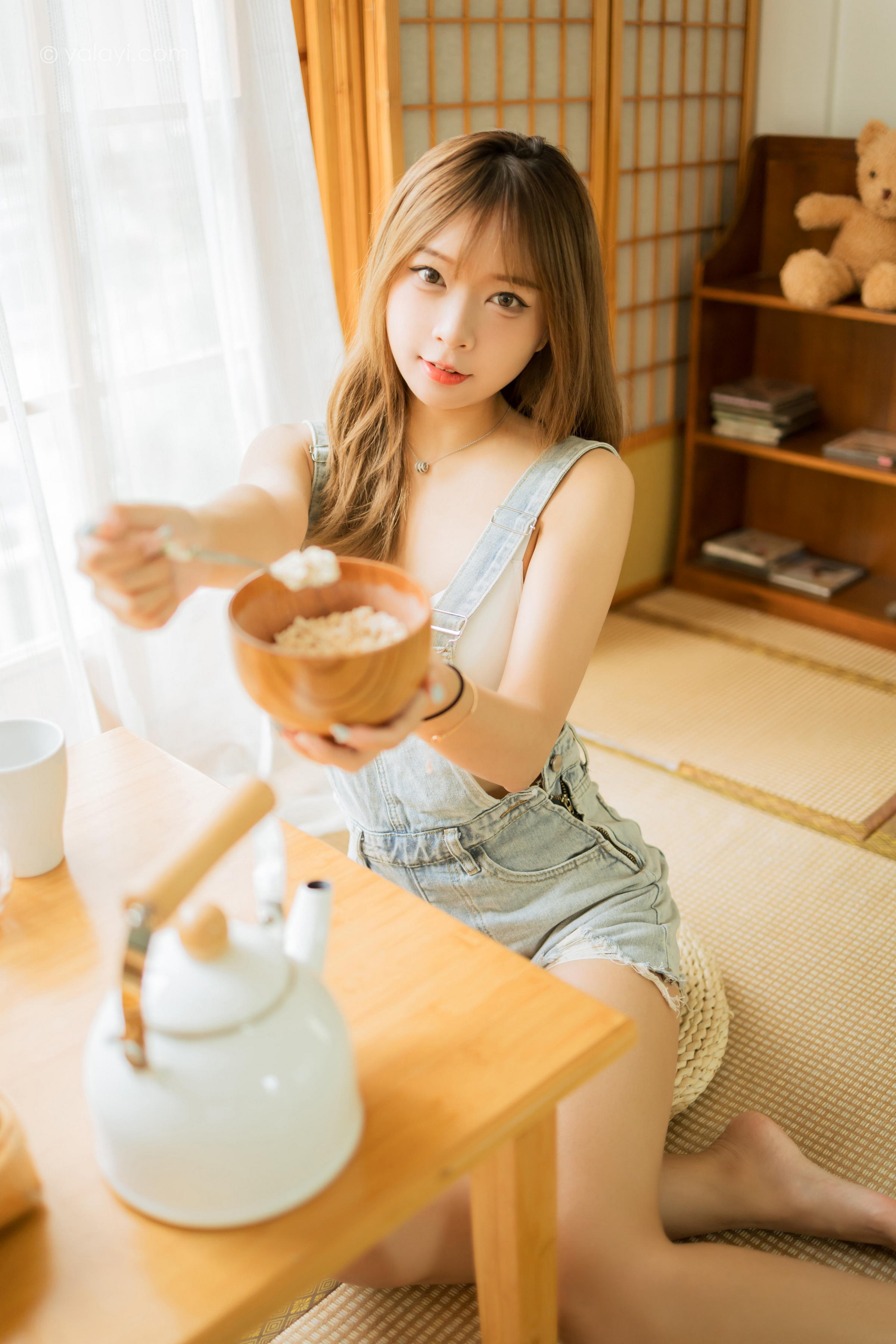 [YALAYI雅拉伊]2022.08.03 我家女友 阿禾 背带短裤加白色内衣居家性感私房写真集第5张