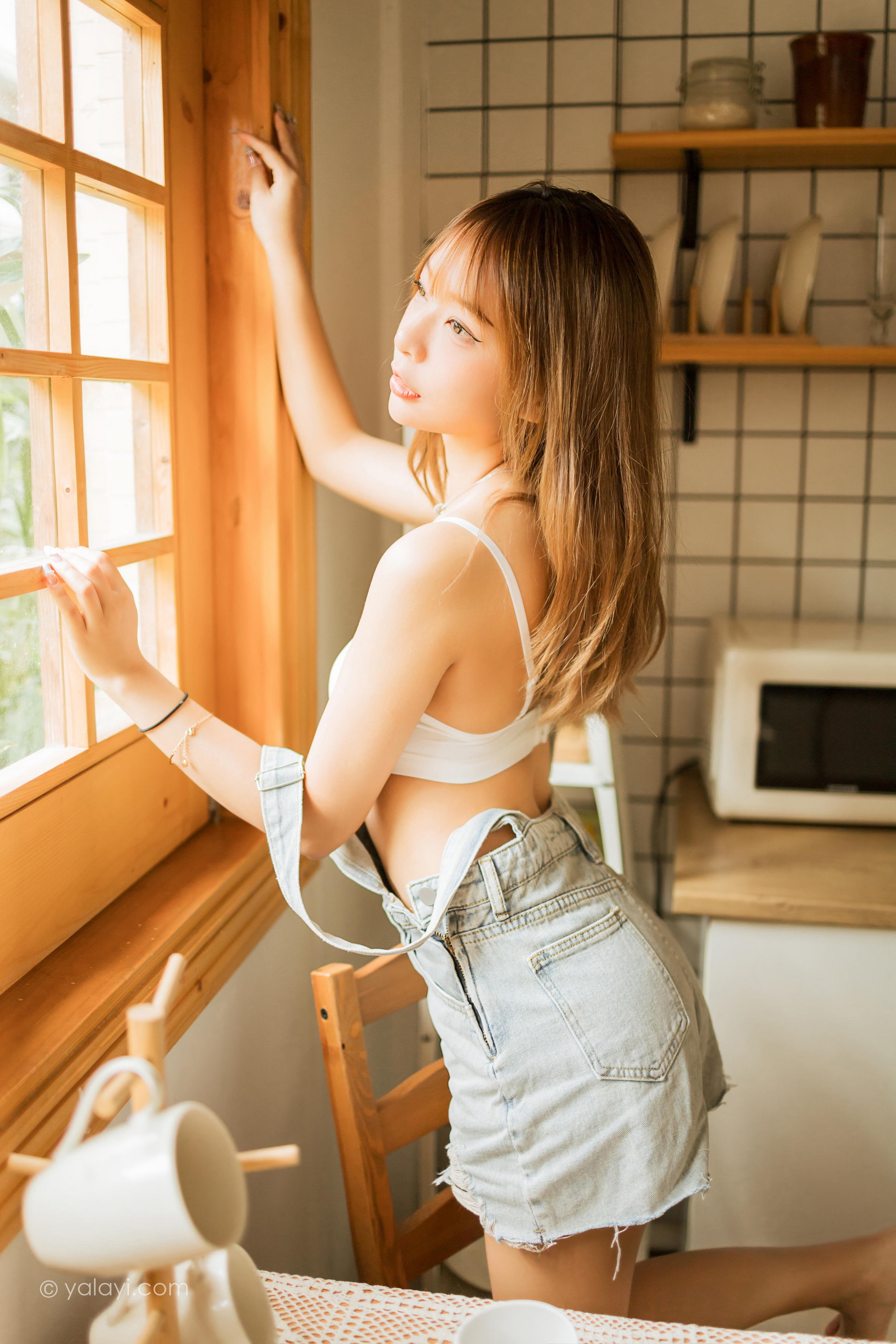 [YALAYI雅拉伊]2022.08.03 我家女友 阿禾 背带短裤加白色内衣居家性感私房写真集第11张