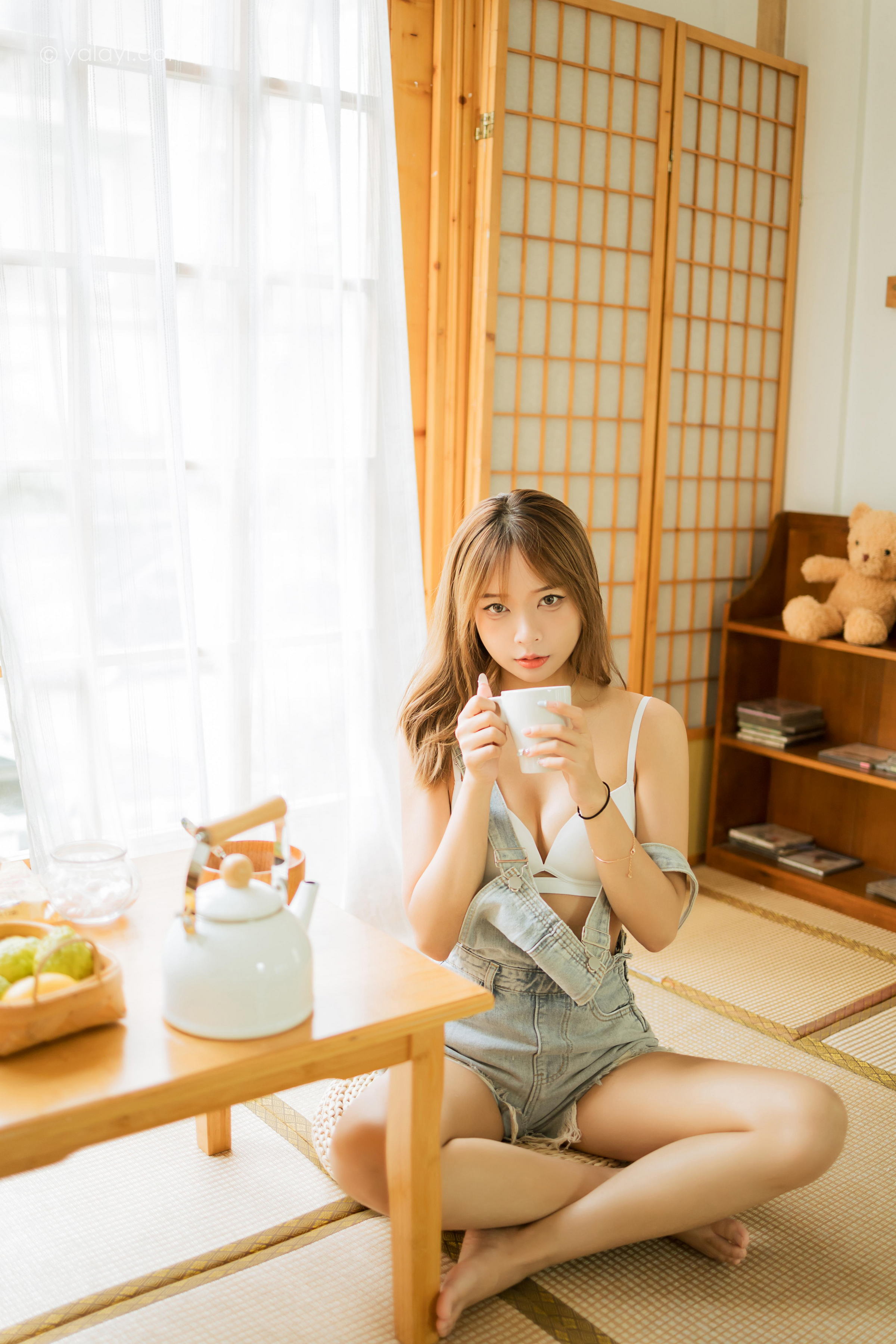 [YALAYI雅拉伊]2022.08.03 我家女友 阿禾 背带短裤加白色内衣居家性感私房写真集第13张