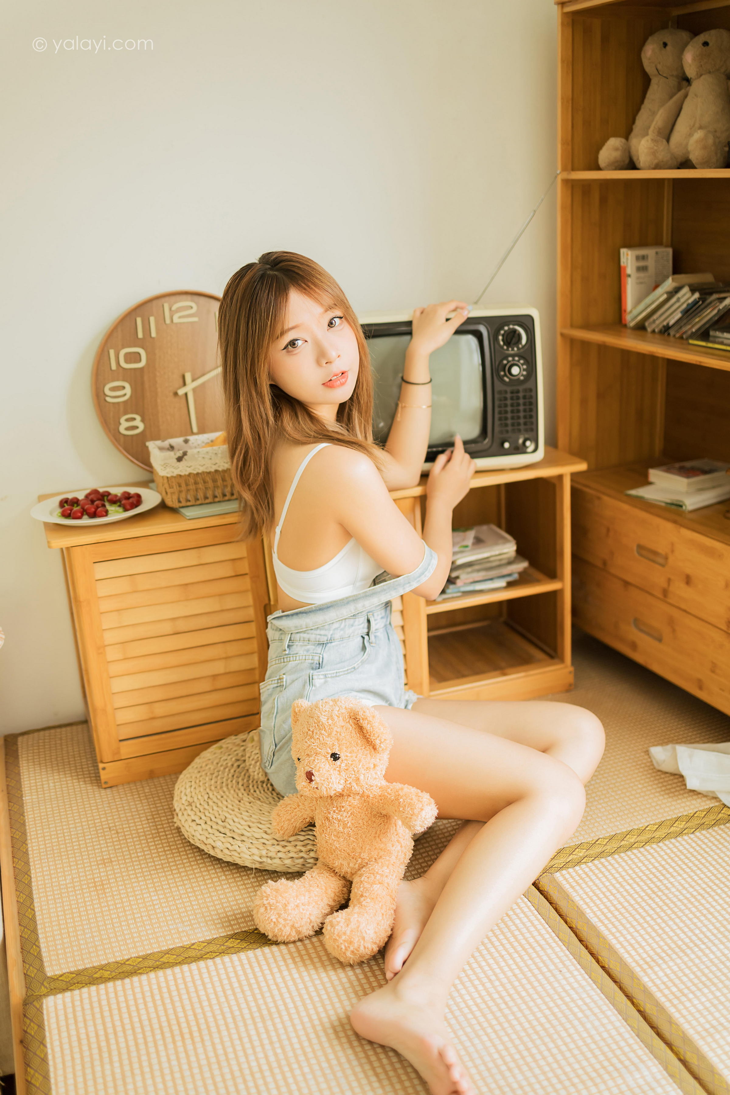 [YALAYI雅拉伊]2022.08.03 我家女友 阿禾 背带短裤加白色内衣居家性感私房写真集第15张