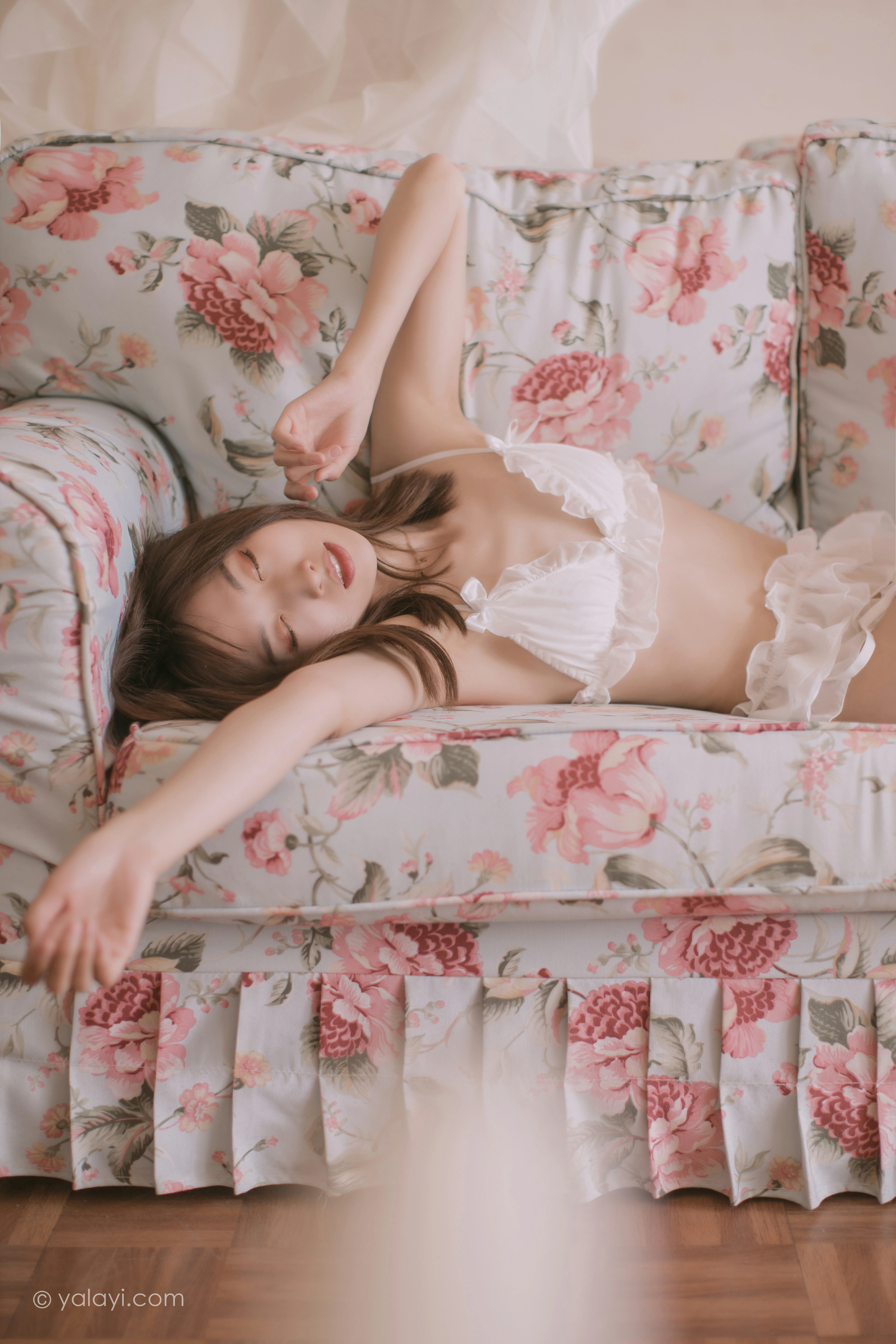 [YALAYI雅拉伊]NO.784 花香的午后 佳佳 白色透视情趣内衣性感私房写真集第2张