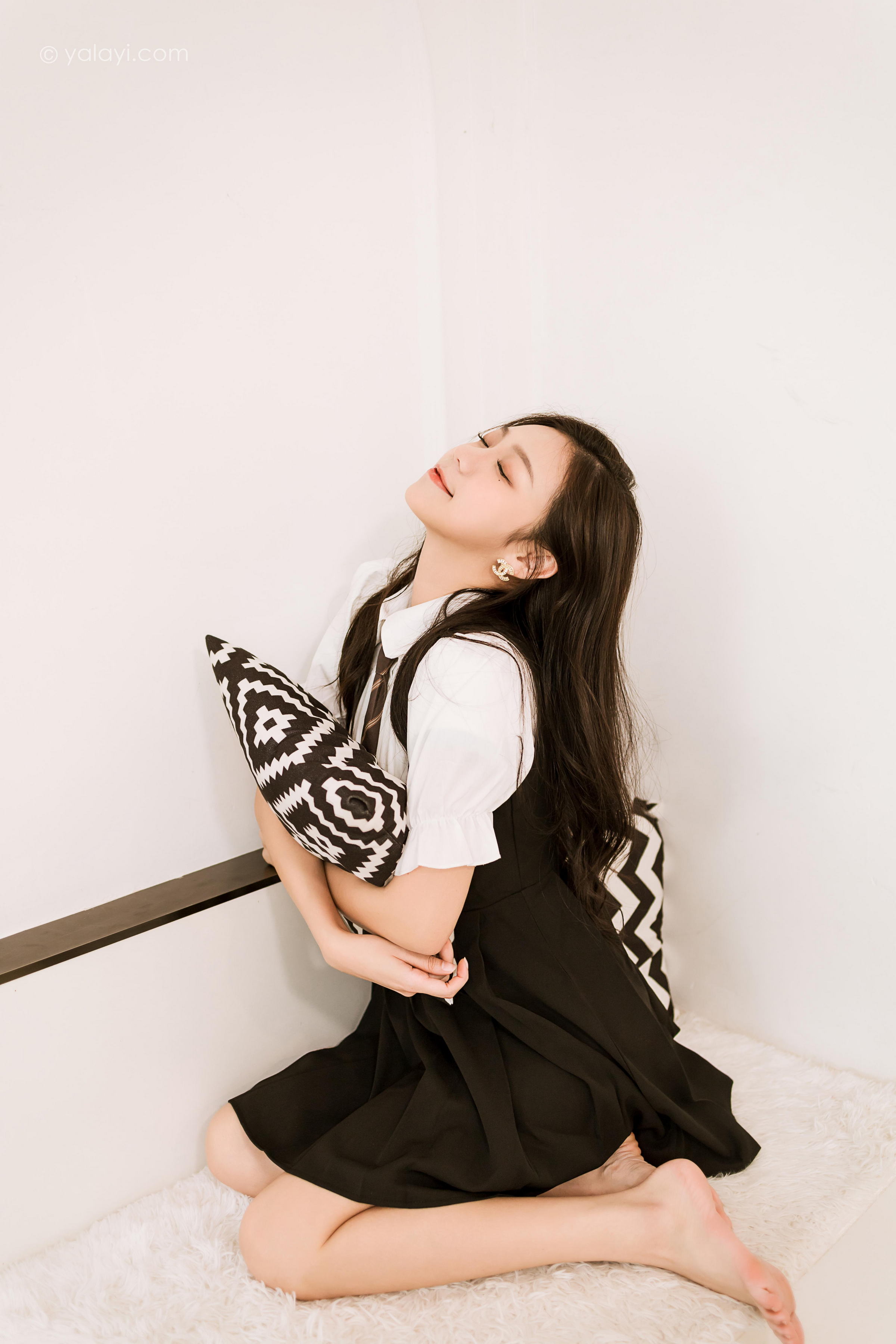 [YALAYI雅拉伊]2022.06.22 一生欢喜 梓瑶 黑色JK制服裙加白色衬衫清纯写真集第11张