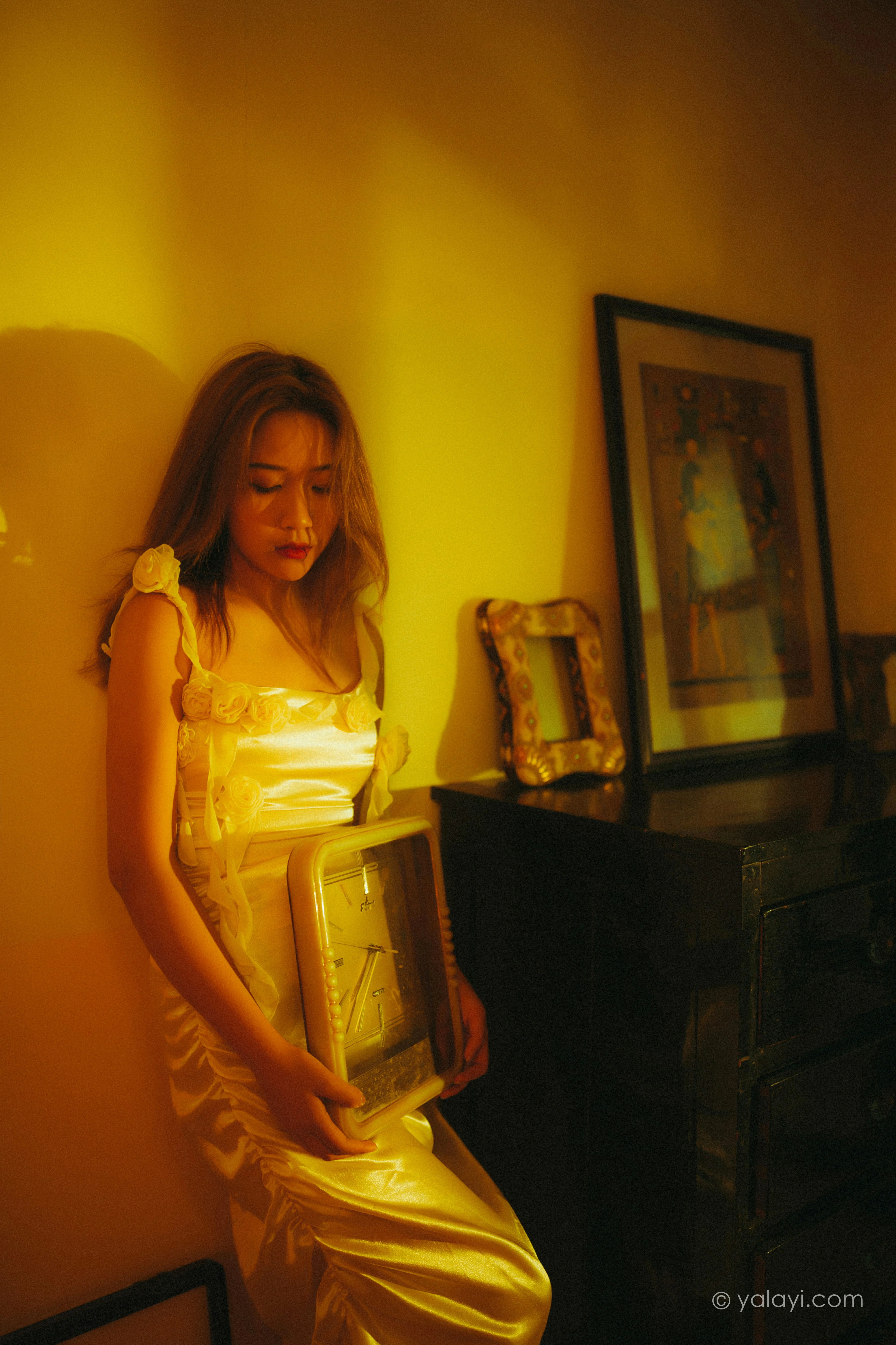 [YALAYI雅拉伊]NO.785 暮光之吻 岳璐璐 白色吊带连衣裙加性感内衣私房写真集第5张
