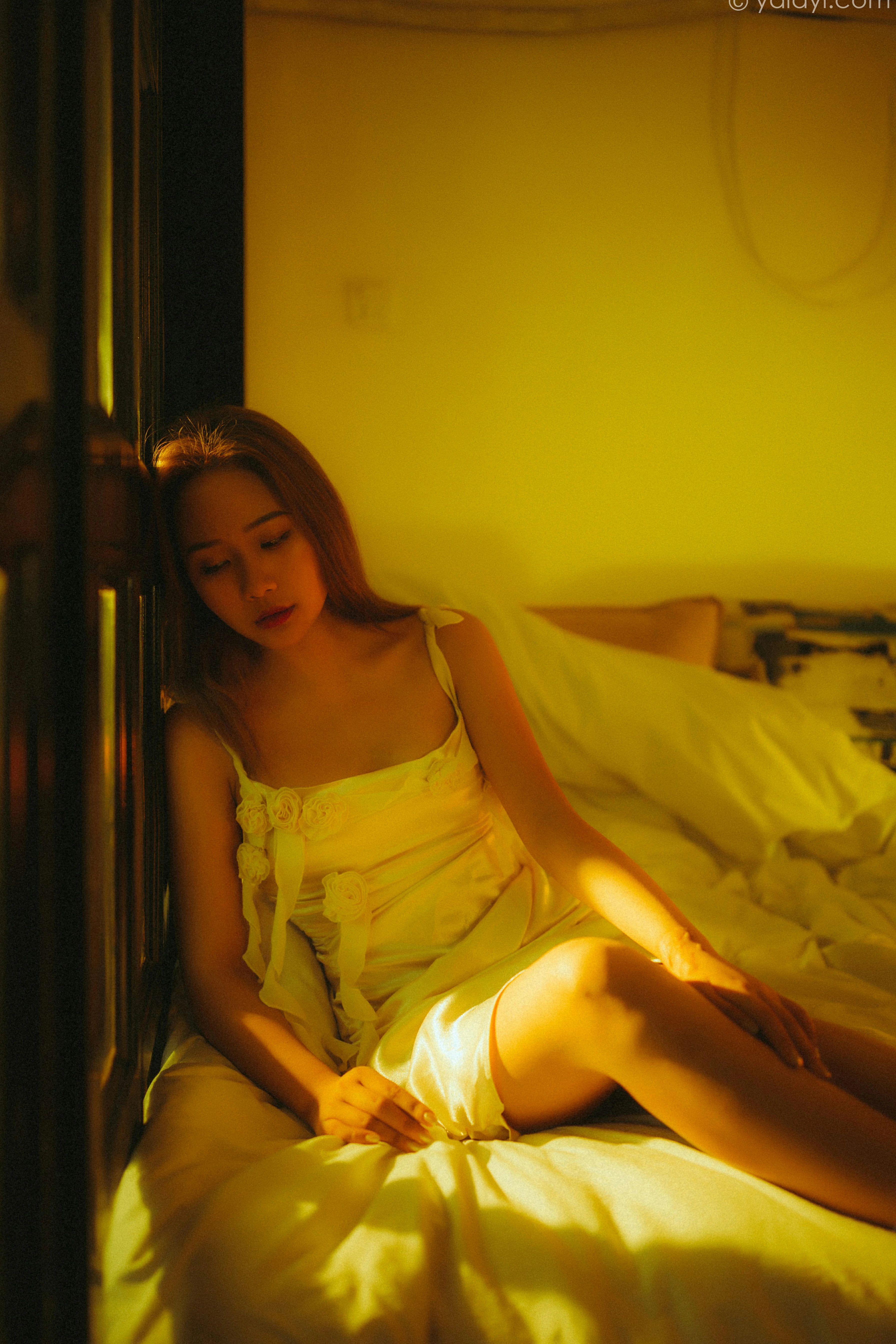 [YALAYI雅拉伊]NO.785 暮光之吻 岳璐璐 白色吊带连衣裙加性感内衣私房写真集第9张