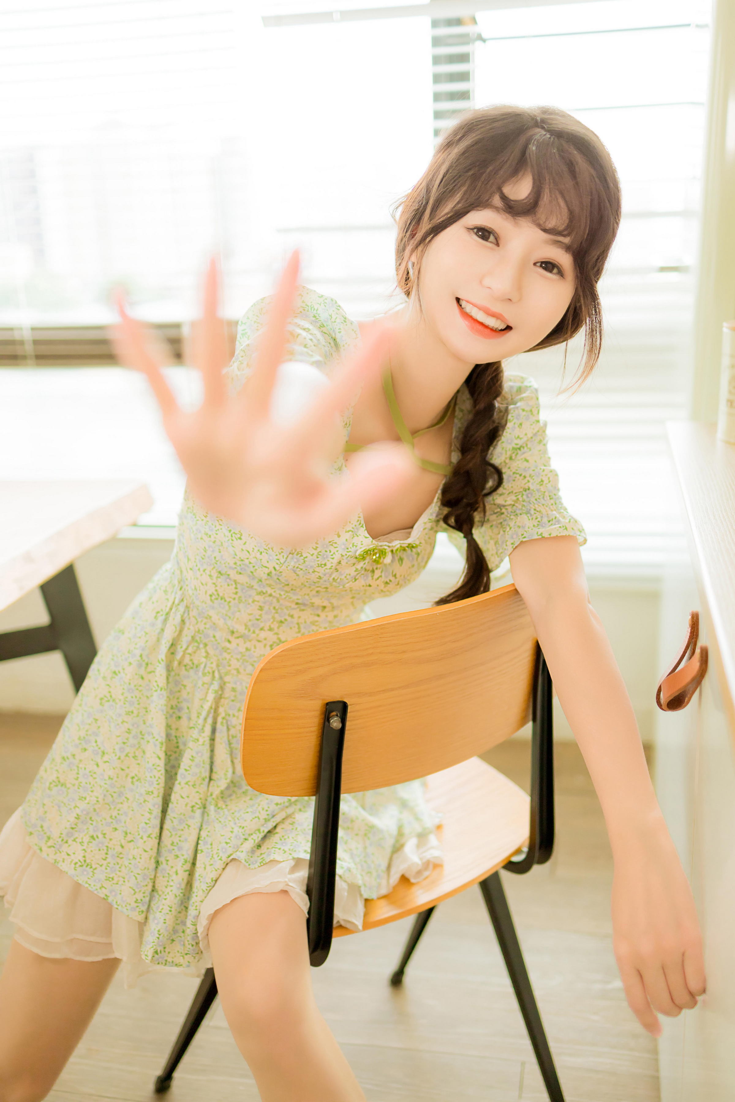 [YALAYI雅拉伊]2022.08.15 花之香 小亭 淡绿色连衣裙加肉丝美腿清纯写真集第9张