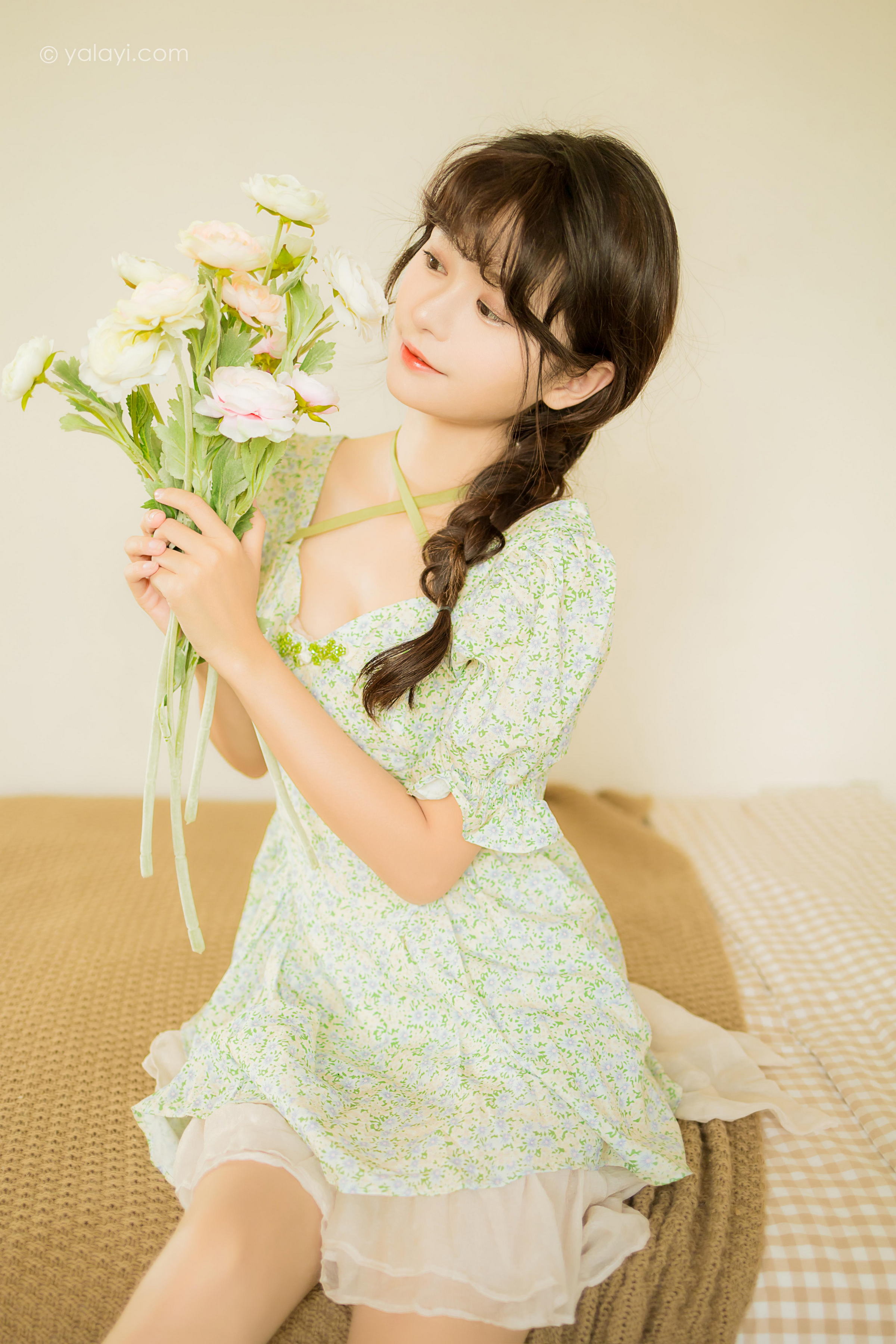 [YALAYI雅拉伊]2022.08.15 花之香 小亭 淡绿色连衣裙加肉丝美腿清纯写真集第13张