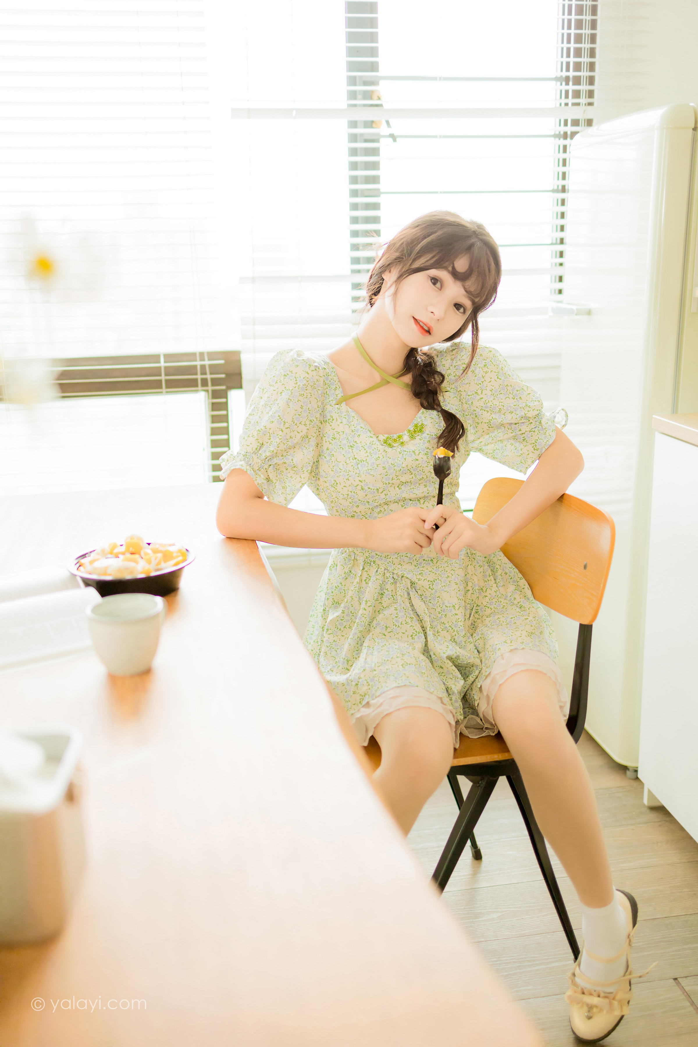 [YALAYI雅拉伊]2022.08.15 花之香 小亭 淡绿色连衣裙加肉丝美腿清纯写真集第15张