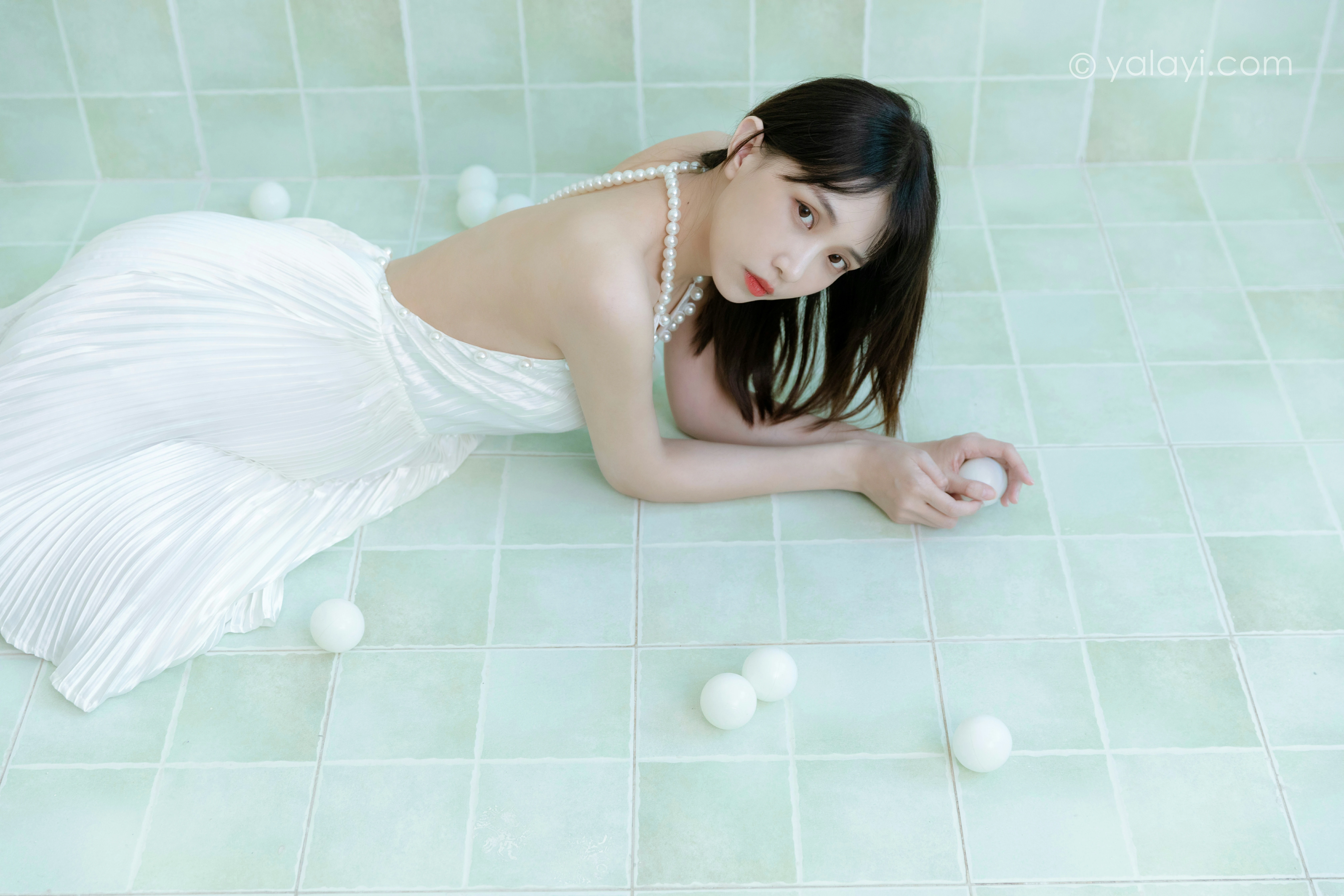 [YALAYI雅拉伊]NO.818 窗内窗外 妍妍 白色吊带裸背连衣裙性感写真集第8张