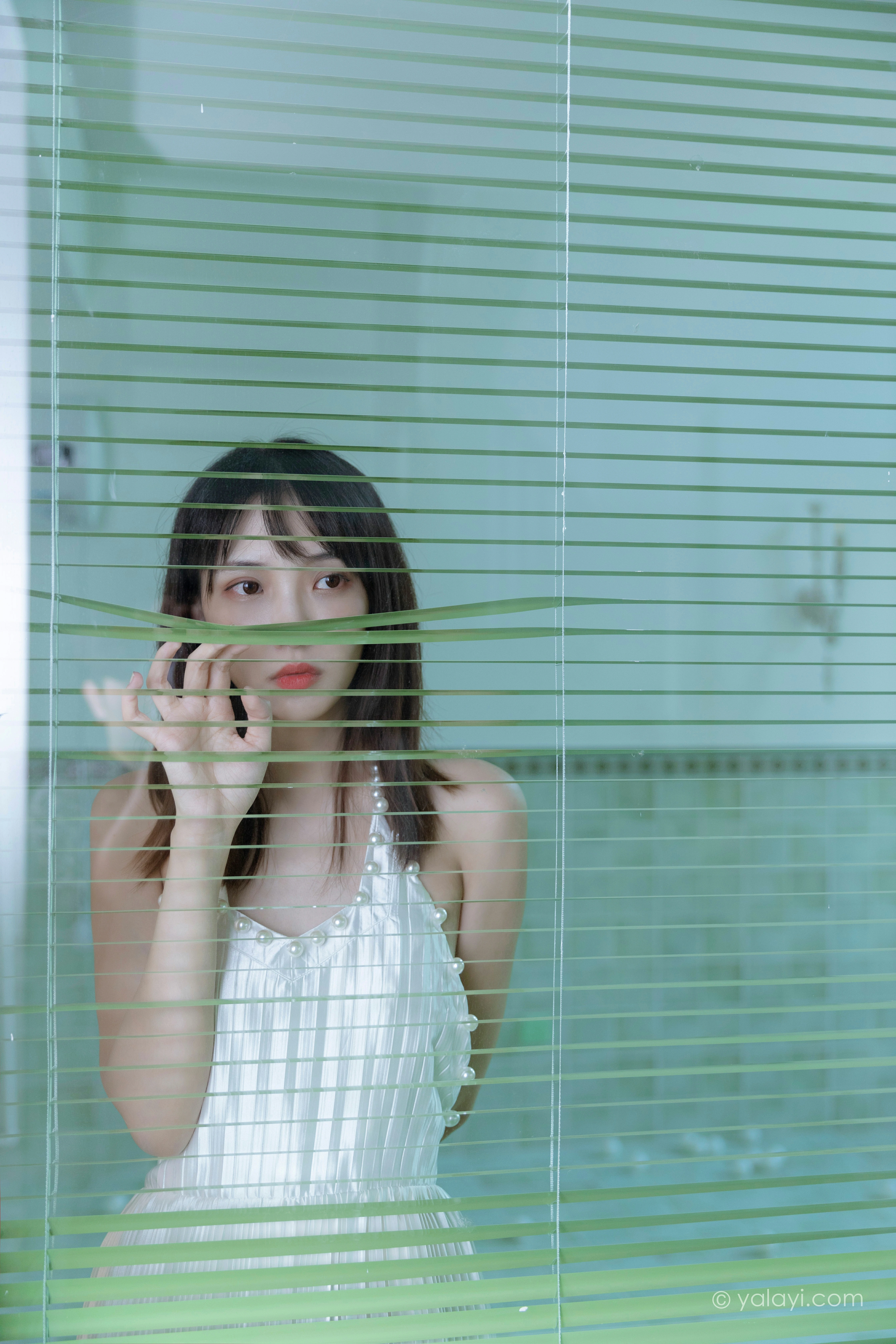 [YALAYI雅拉伊]NO.818 窗内窗外 妍妍 白色吊带裸背连衣裙性感写真集第10张