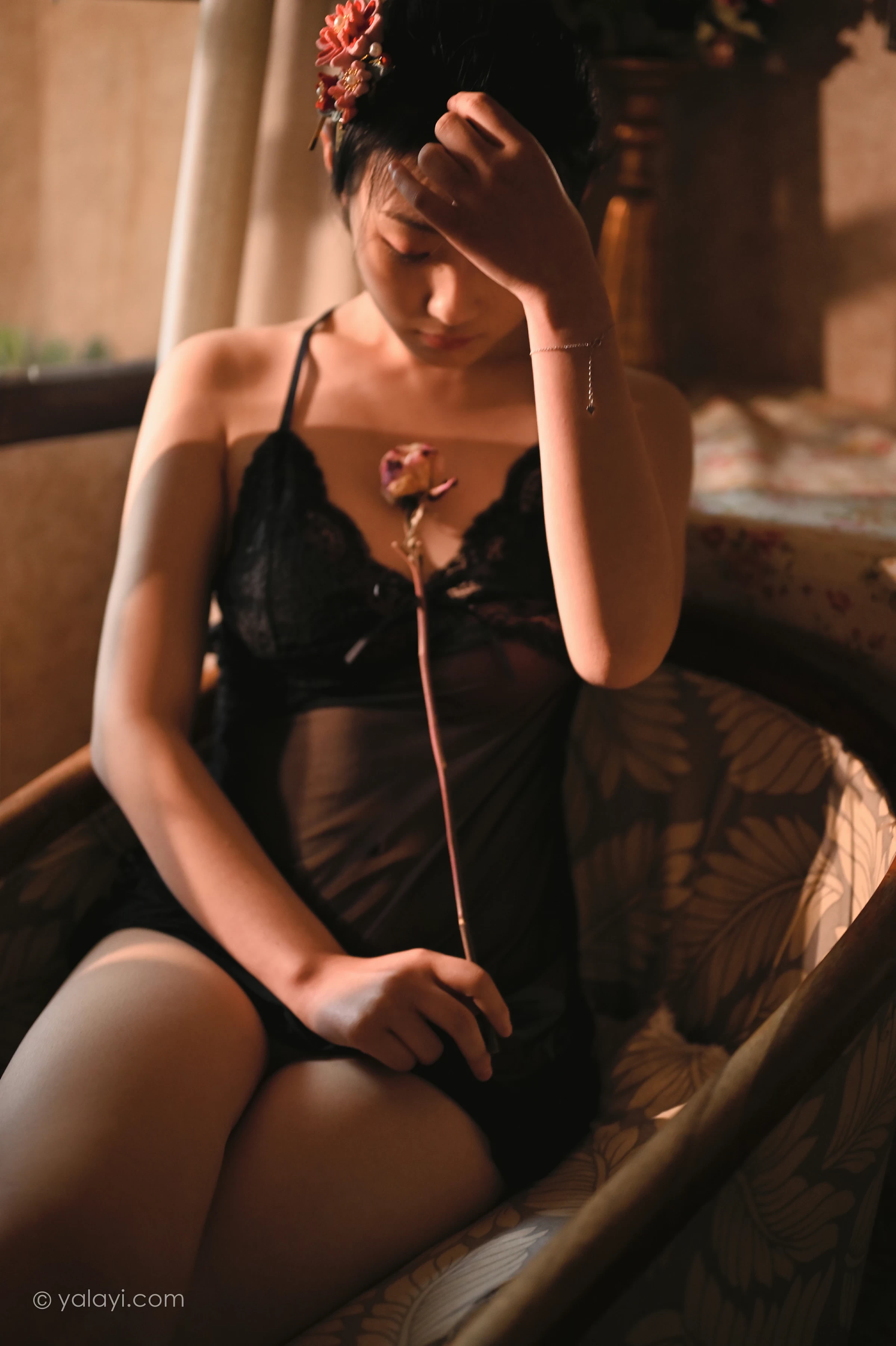 [YALAYI雅拉伊]NO.673 《剪烛西窗》 沈伊 黑色吊带蕾丝睡衣裙性感私房写真集第9张