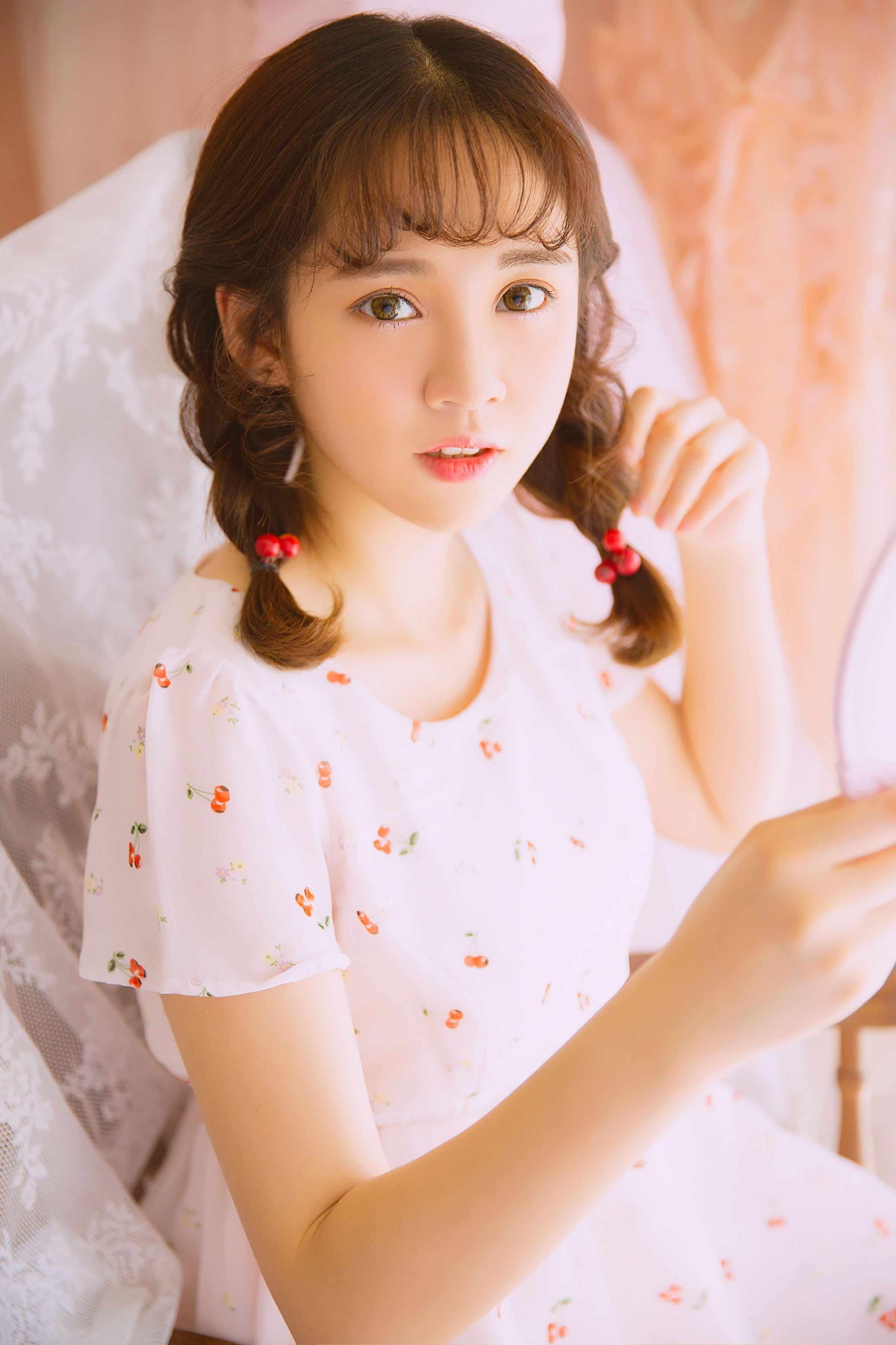 [YALAYI雅拉伊]2022.05.26 甜美少女 白色透视蕾丝连衣裙居家清纯写真集第2张