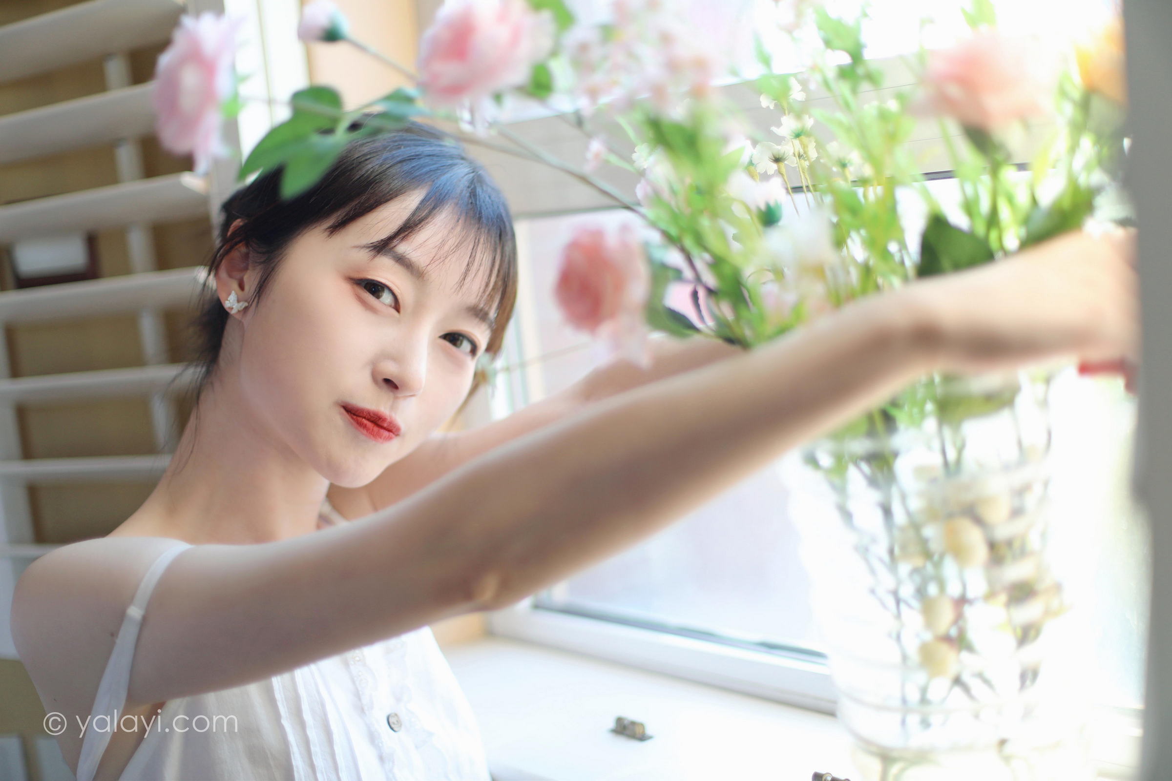 [YALAYI雅拉伊]2022.05.11 光影零乱 京京 白色吊带镂空连衣裙性感写真集第8张