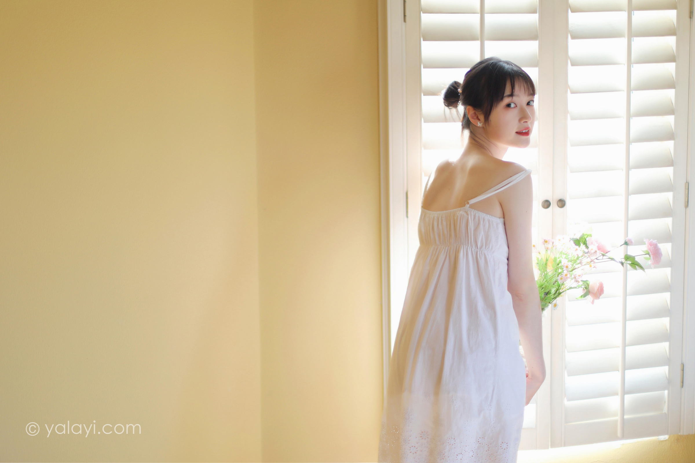 [YALAYI雅拉伊]2022.05.11 光影零乱 京京 白色吊带镂空连衣裙性感写真集第6张