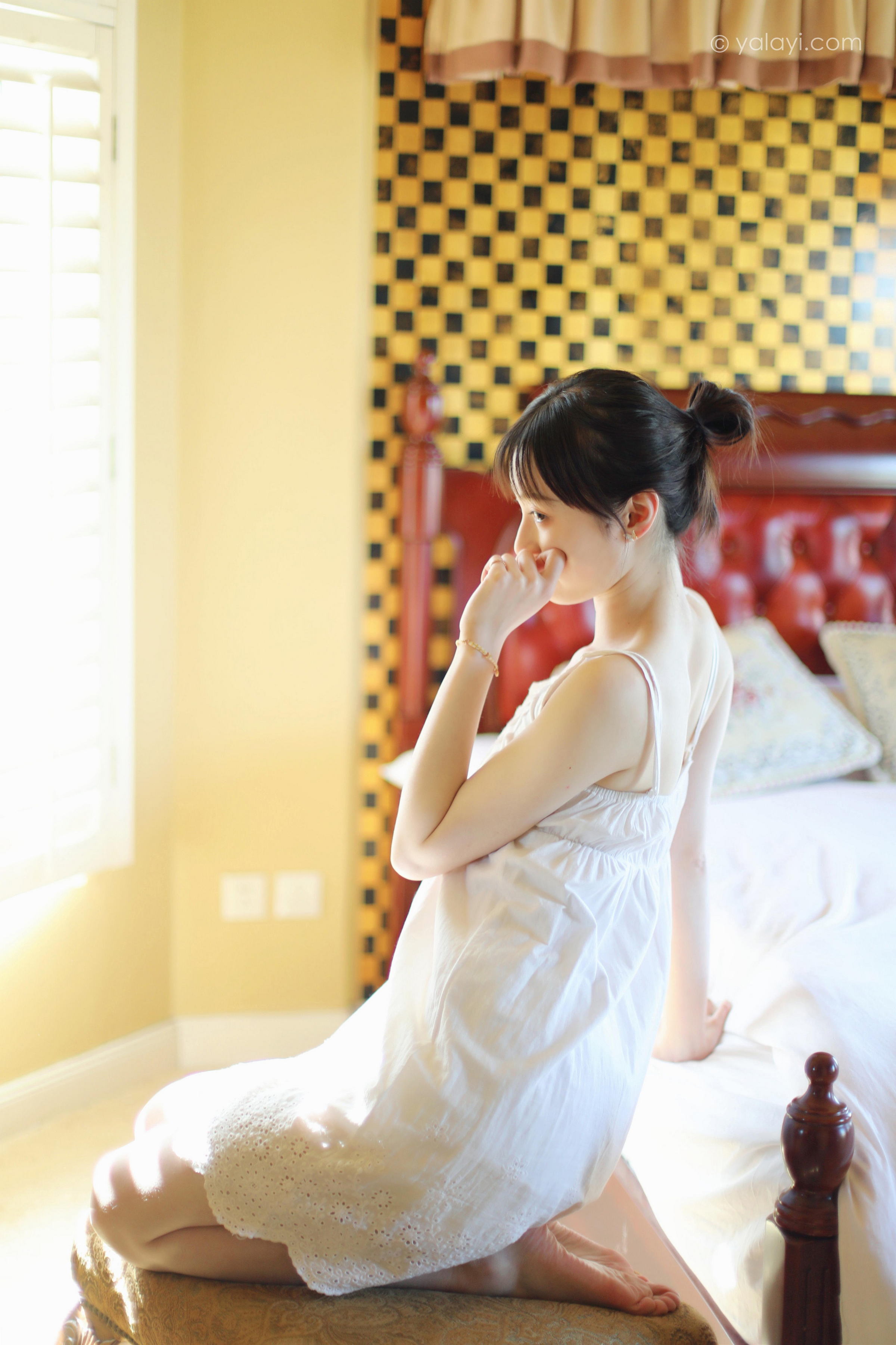 [YALAYI雅拉伊]2022.05.11 光影零乱 京京 白色吊带镂空连衣裙性感写真集第1张