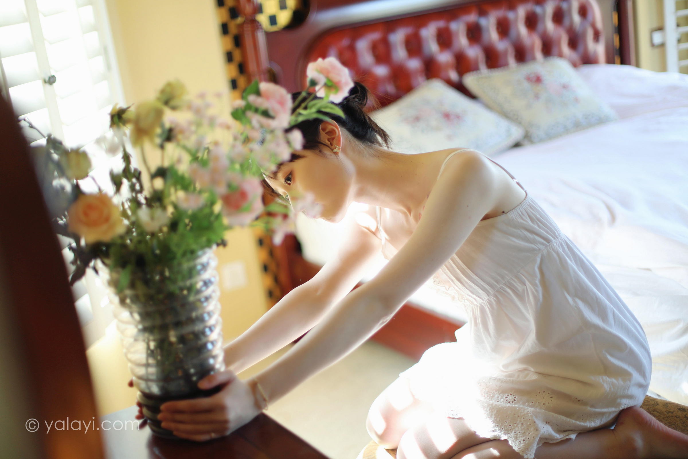 [YALAYI雅拉伊]2022.05.11 光影零乱 京京 白色吊带镂空连衣裙性感写真集第2张