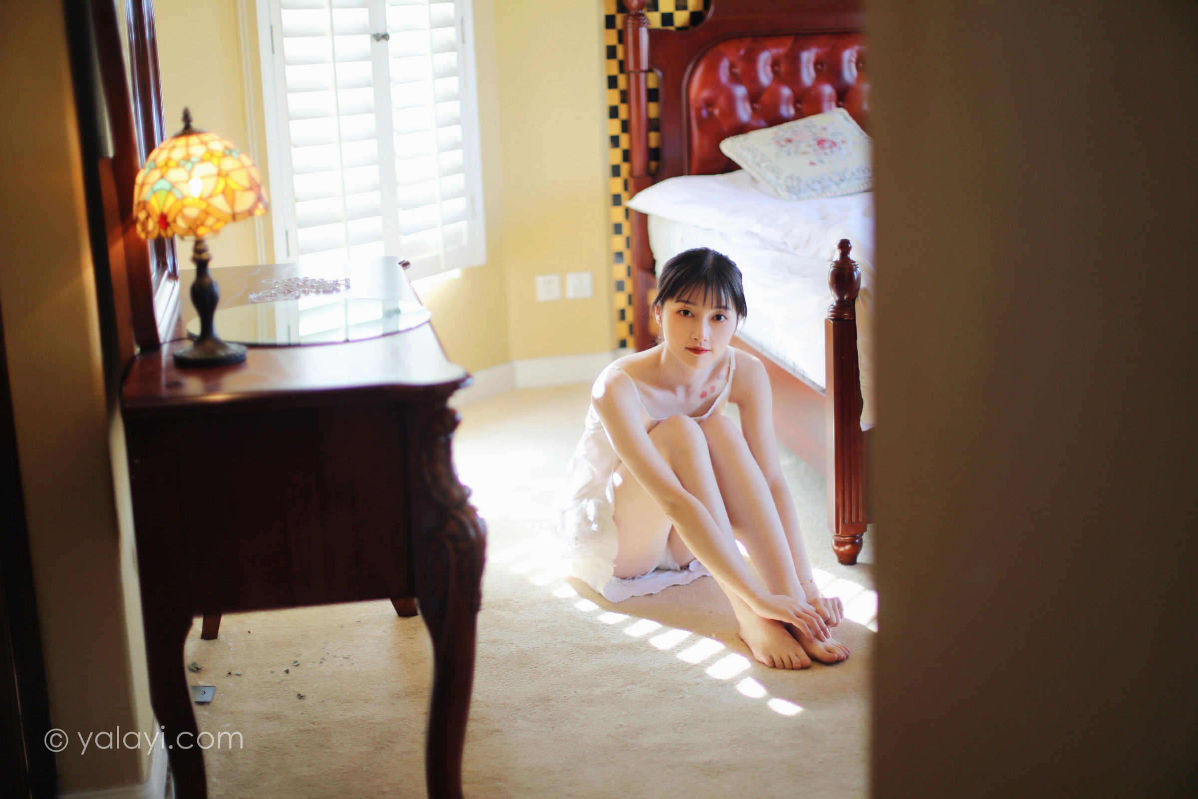 [YALAYI雅拉伊]2022.05.11 光影零乱 京京 白色吊带镂空连衣裙性感写真集第9张