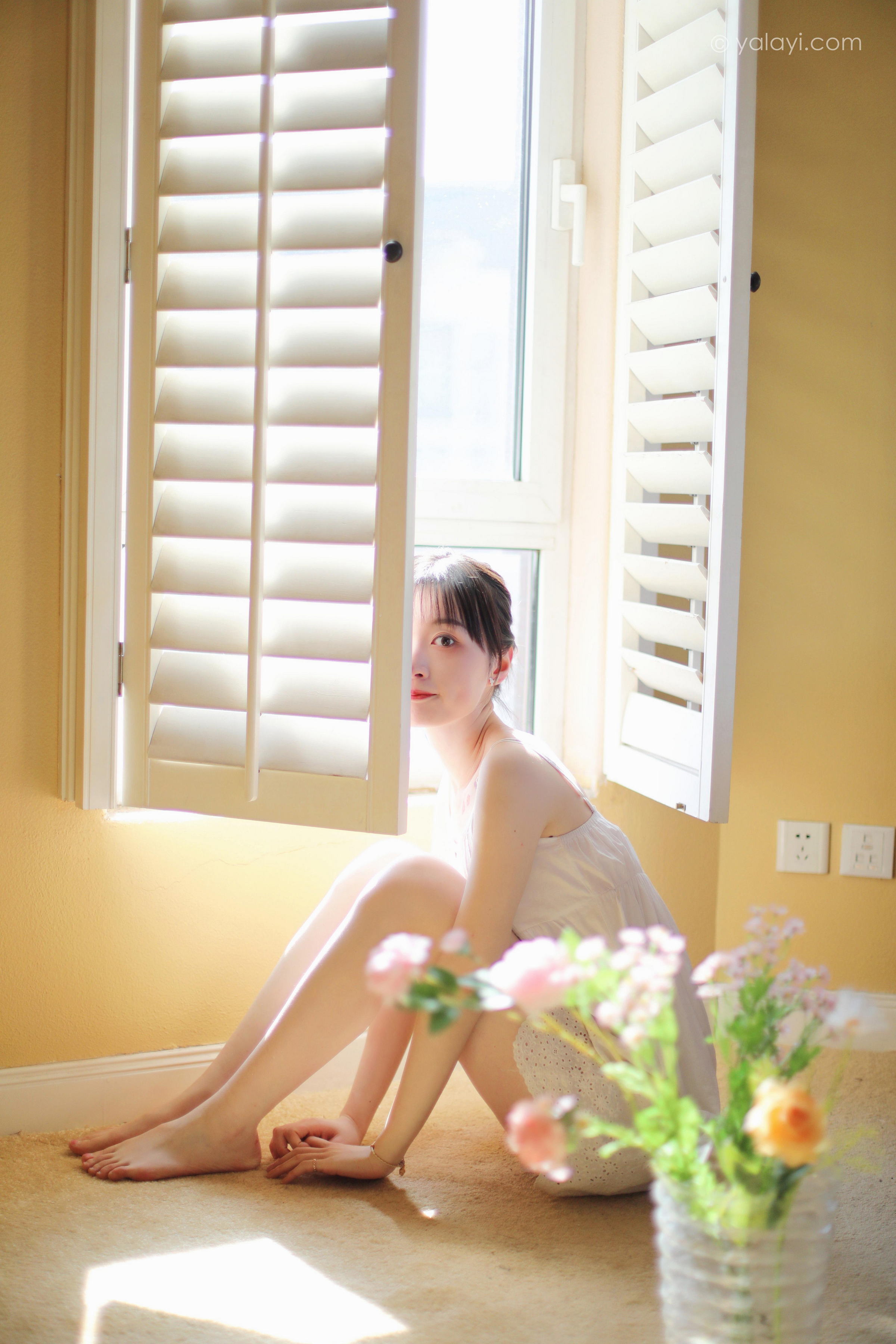 [YALAYI雅拉伊]2022.05.11 光影零乱 京京 白色吊带镂空连衣裙性感写真集第4张